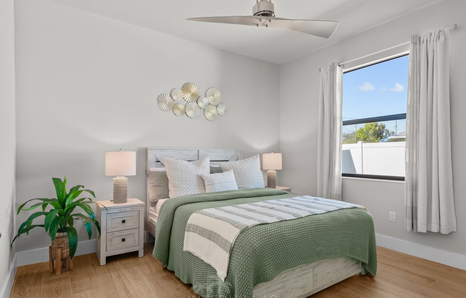 Infinity-Pool mit Spa auf der Lanai mit Blick auf den Kanal.