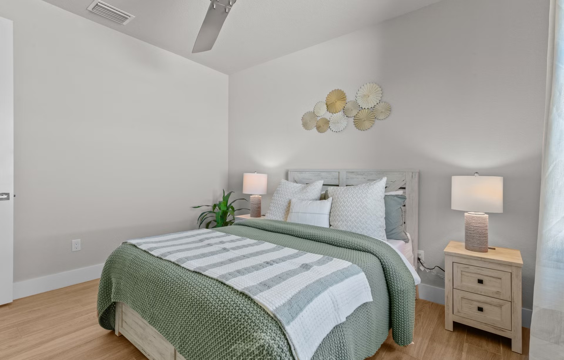 Salzwasser-Infinity-Pool mit Spa und Blick auf den Kanal.