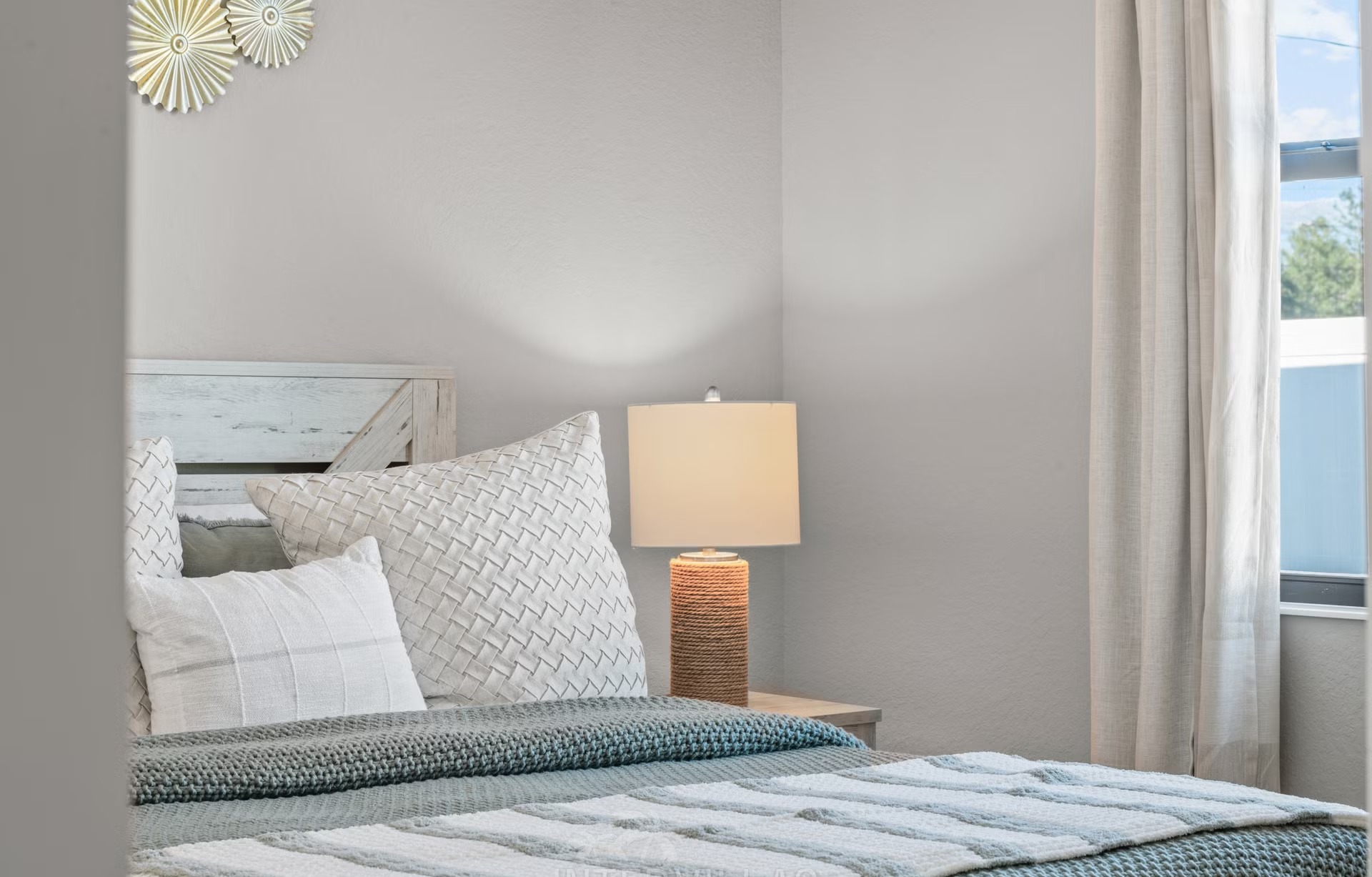 Salzwasser-Infinity-Pool mit Spa und Blick auf den Kanal