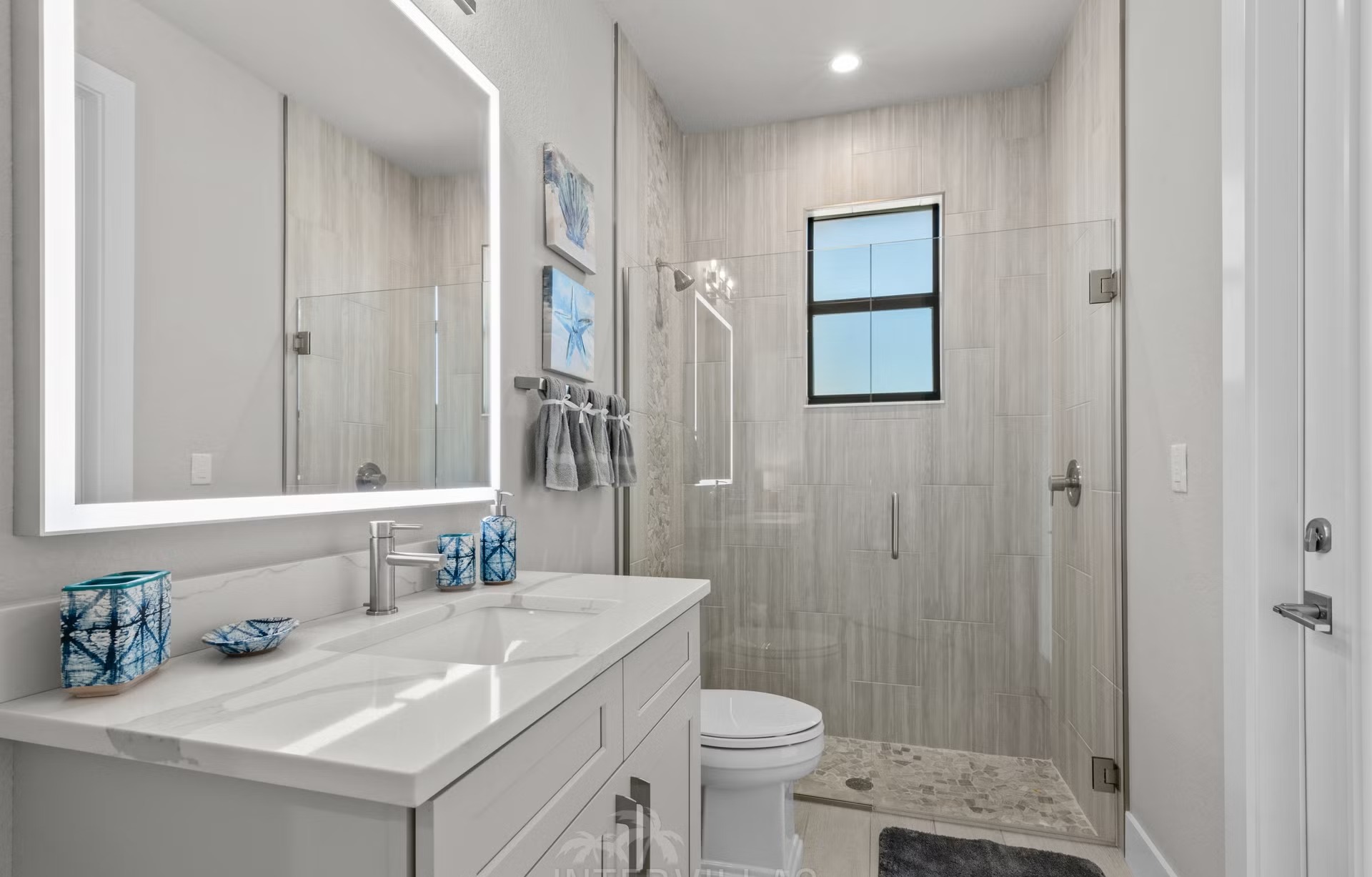 Infinity-Pool mit Spa und Blick auf den Kanal