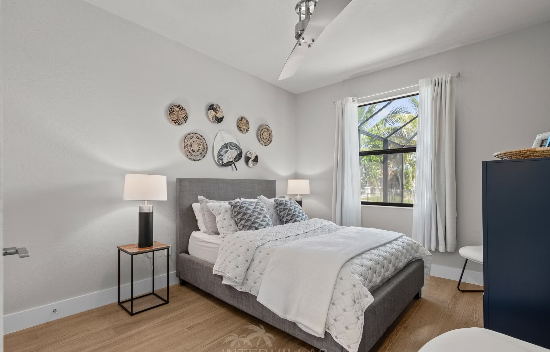 Pool- und Spa-Bereich auf der Lanai mit Blick auf den Kanal.