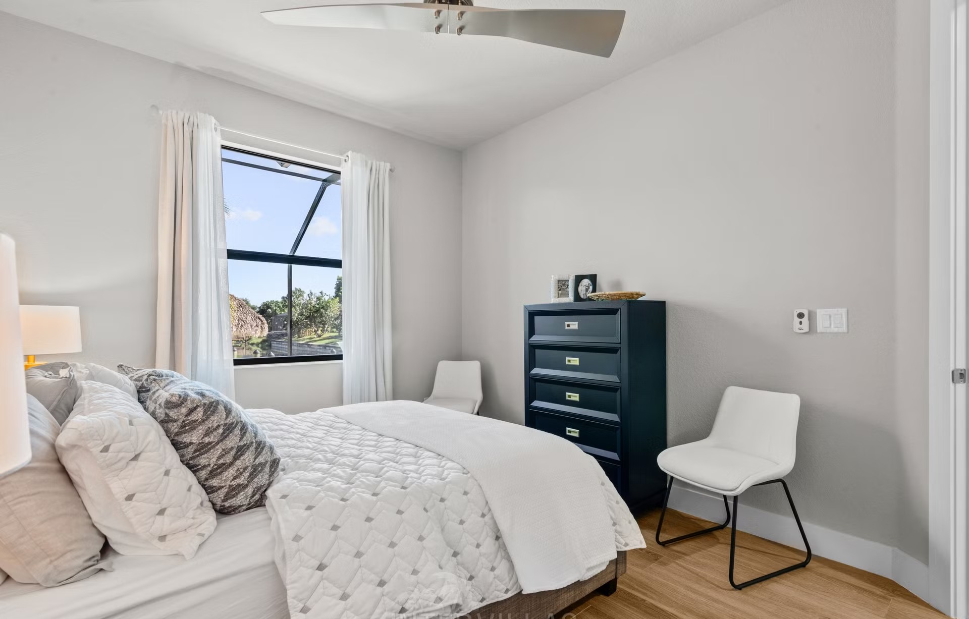 Salzwasser-Infinity-Pool mit Spa und Blick auf den Kanal