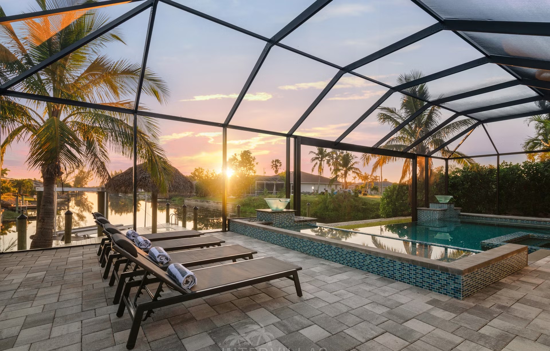Salzwasser-Infinity-Pool mit Spa auf der Lanai mit Blick auf den Kanal.
