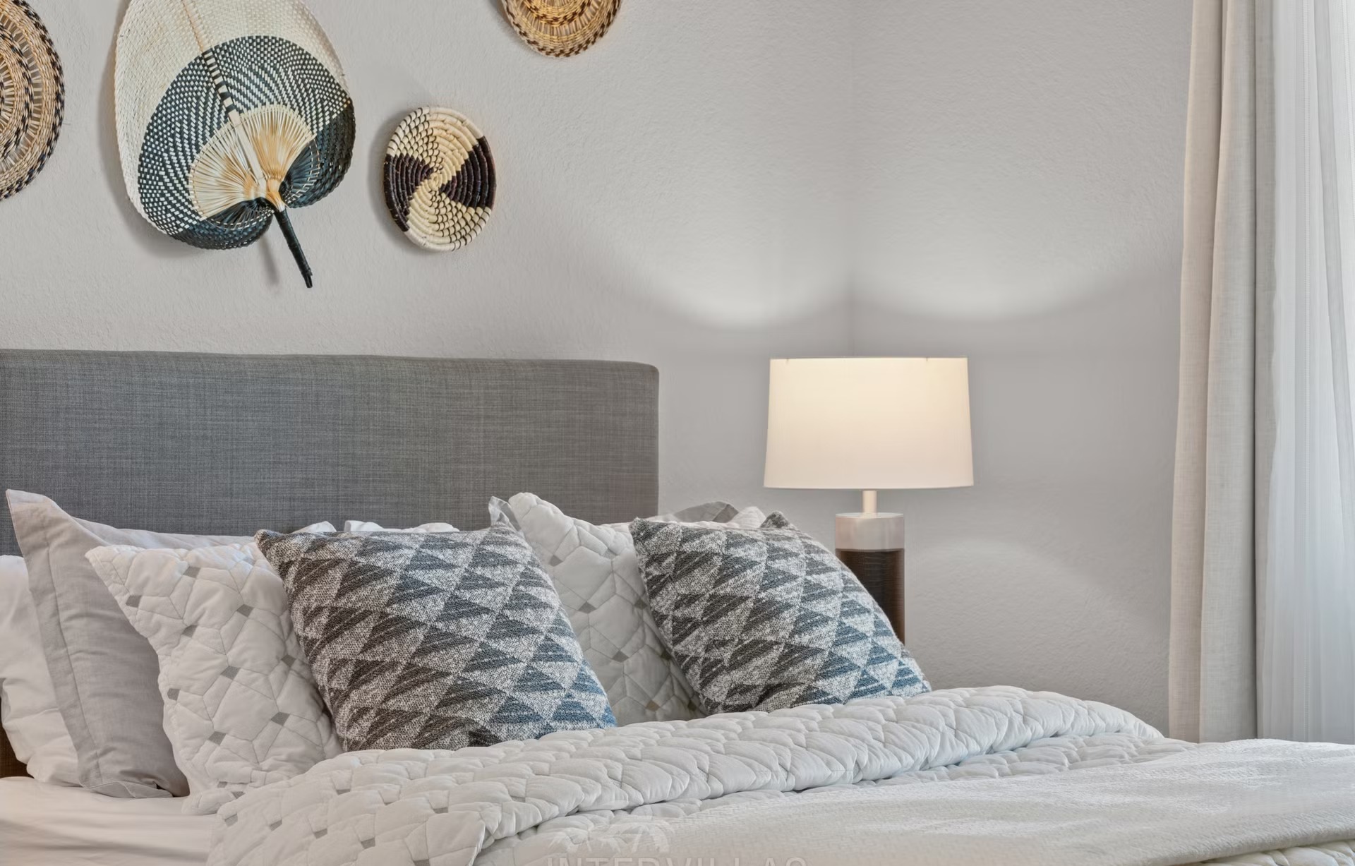 Poolbereich mit Infinity-Pool, Spa und Blick auf den Kanal