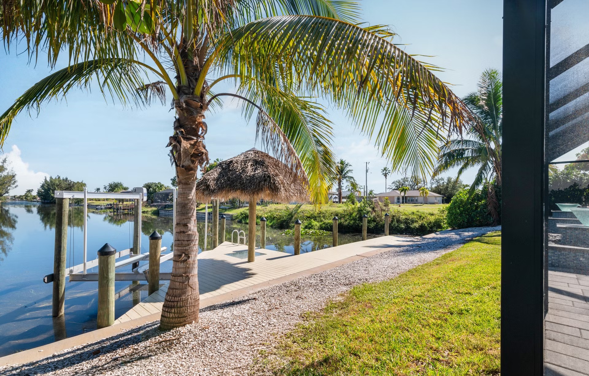 Salzwasser-Infinity-Pool mit Spa und Blick auf den Kanal