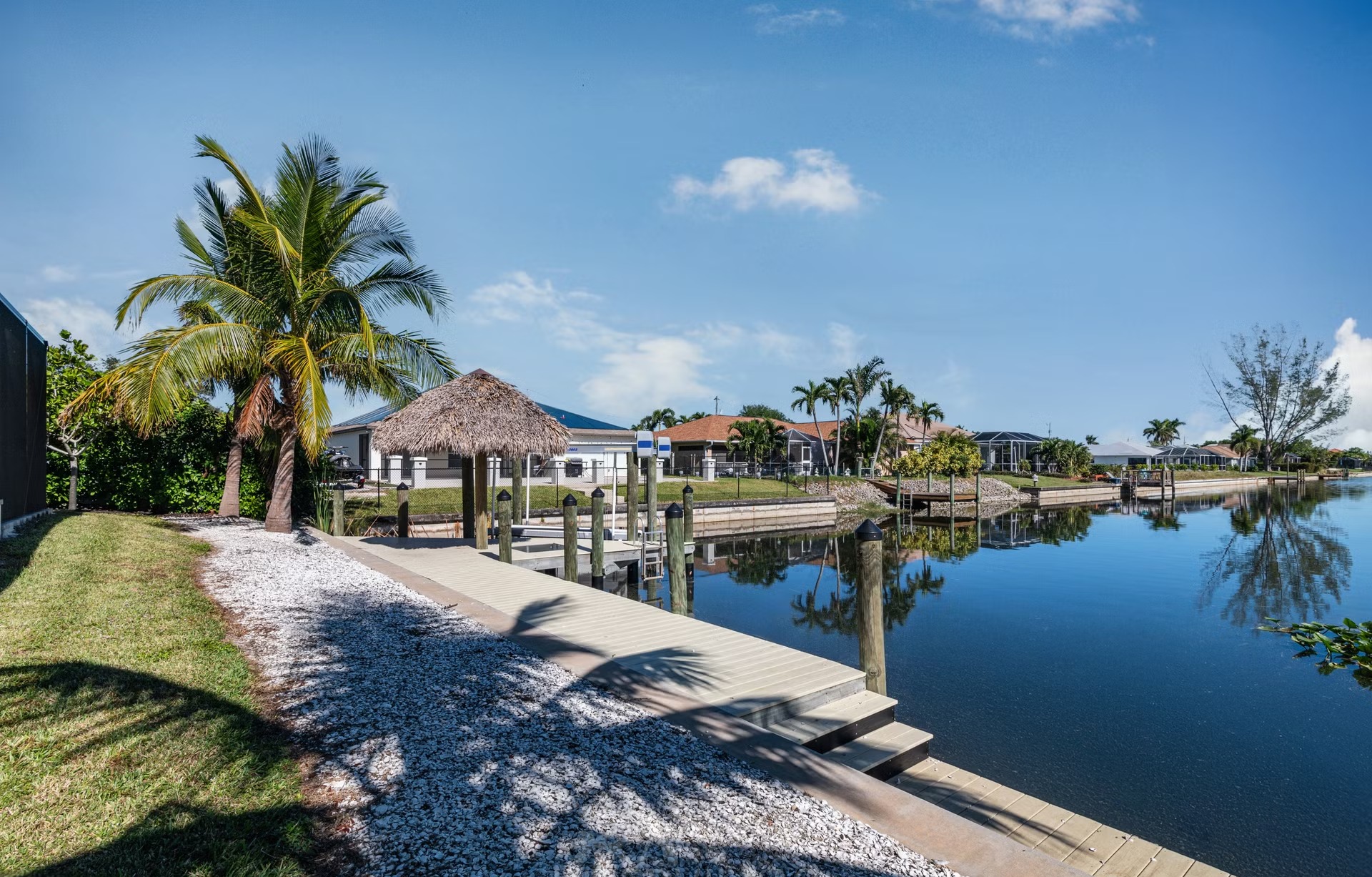 Salzwasser-Infinity-Pool mit Spa auf der Lanai mit Blick auf den Kanal.