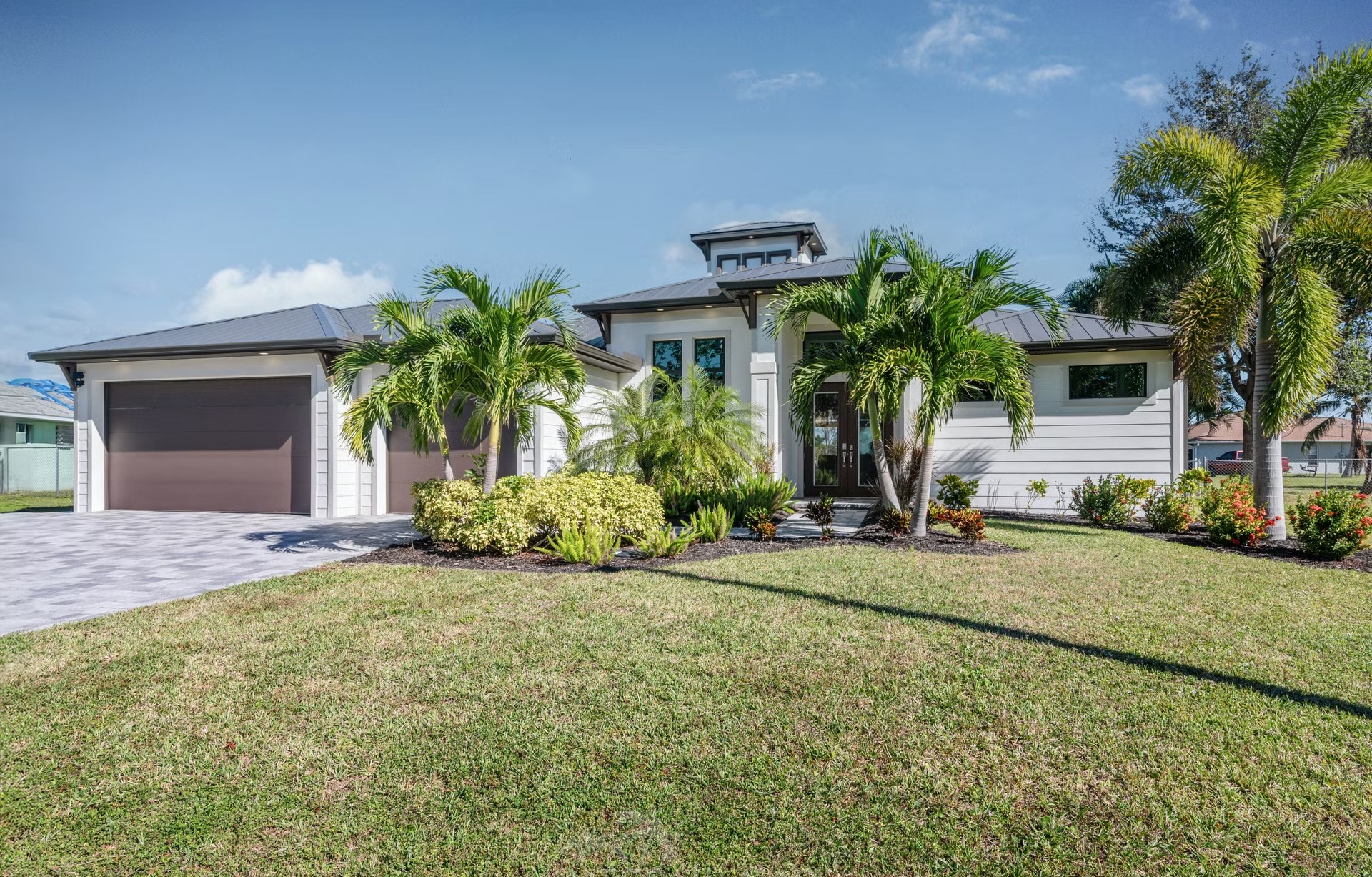 Infinity-Pool mit Spa auf der Lanai mit Blick auf den Kanal.