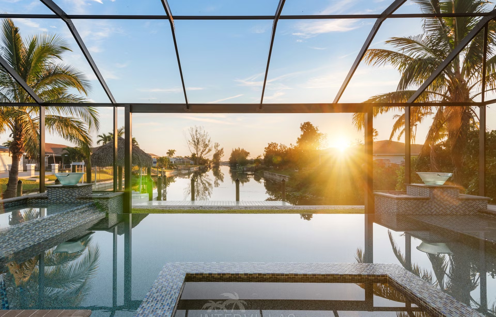 Infinity-Pool mit Spa und Blick auf den Kanal auf der Lanai.