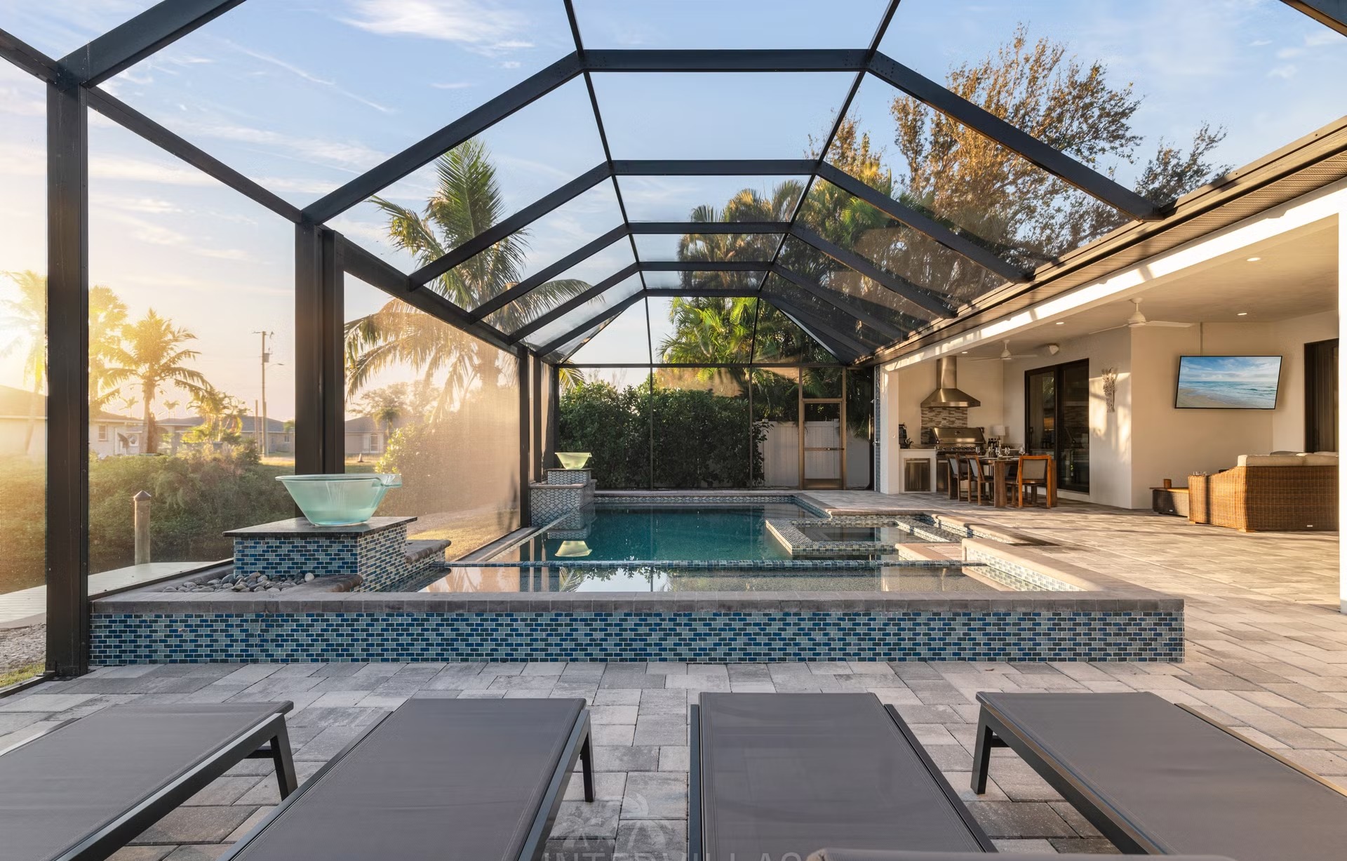 Infinity-Pool mit Spa auf der Lanai mit Blick auf den Kanal.