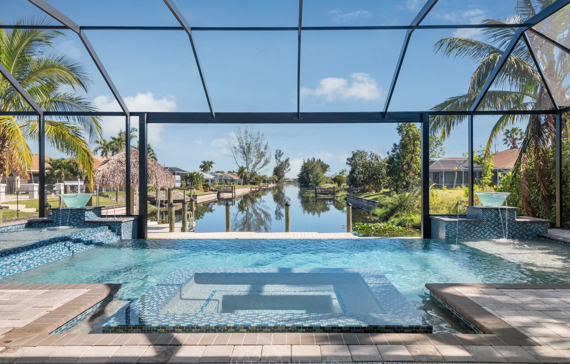 Infinity-Pool mit Spa auf der Lanai mit Blick auf den Kanal.