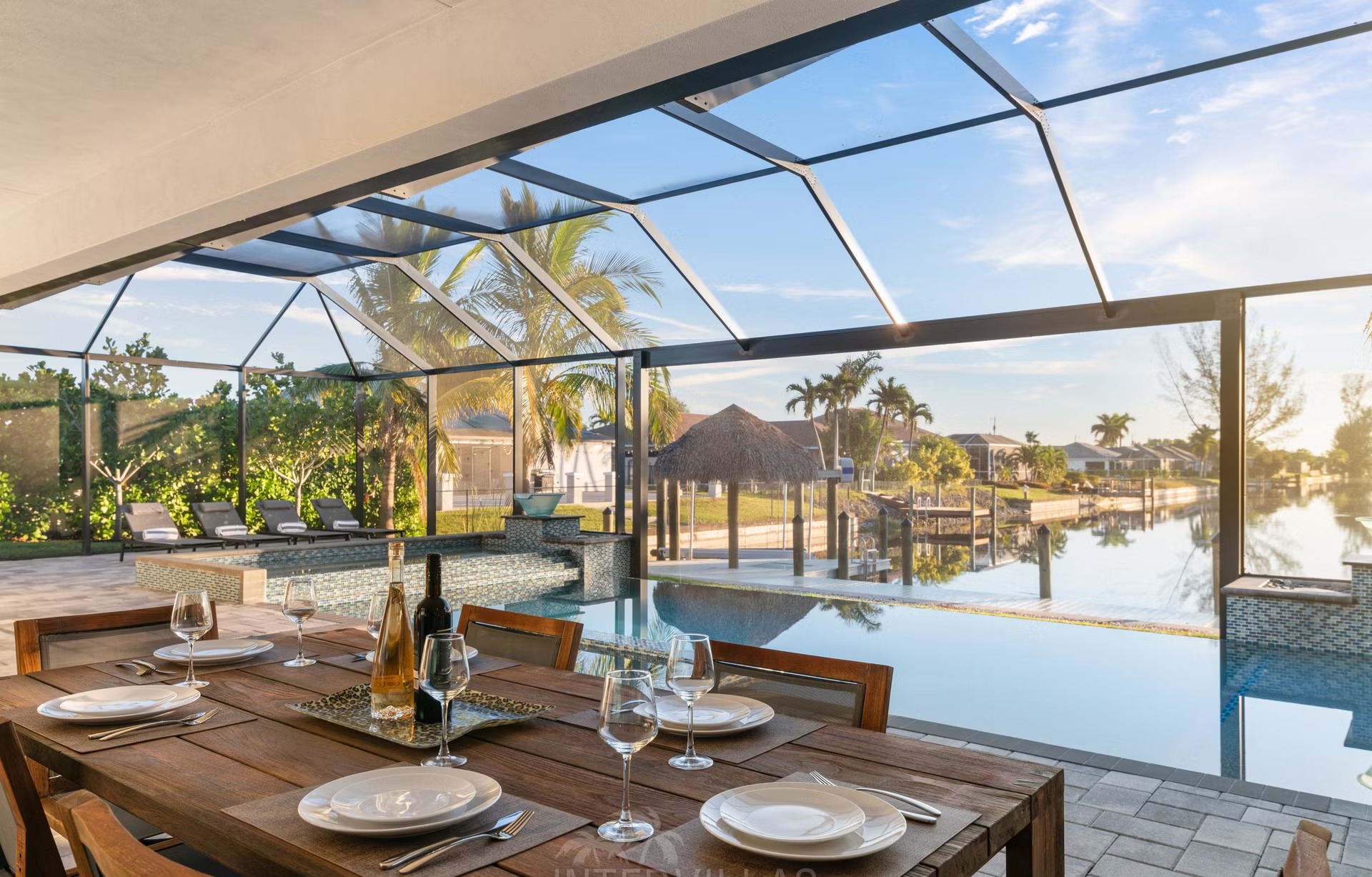 Salzwasser-Infinity-Pool mit Spa und Blick auf den Kanal.