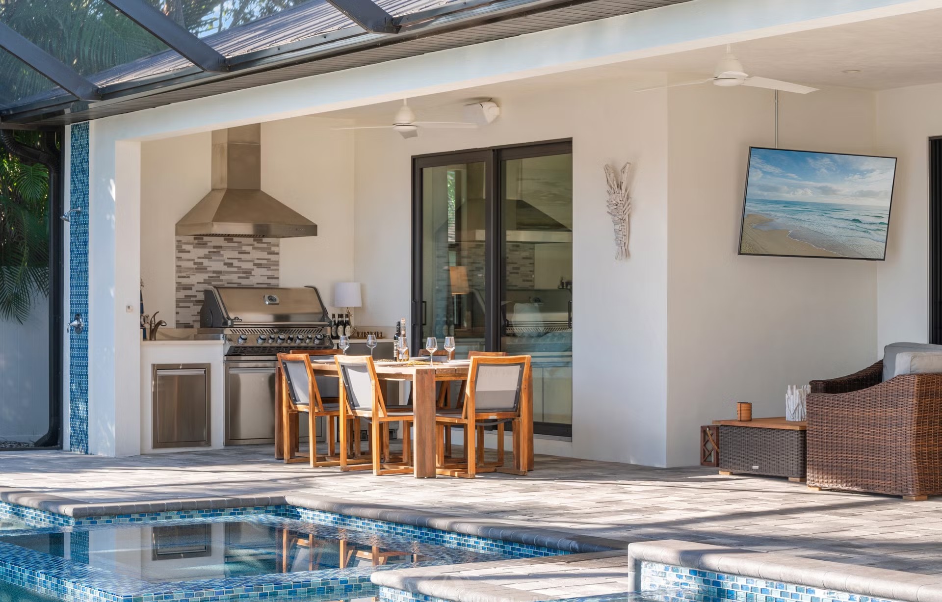 Salzwasser-Infinity-Pool mit Spa auf der Lanai mit Blick auf den Kanal.