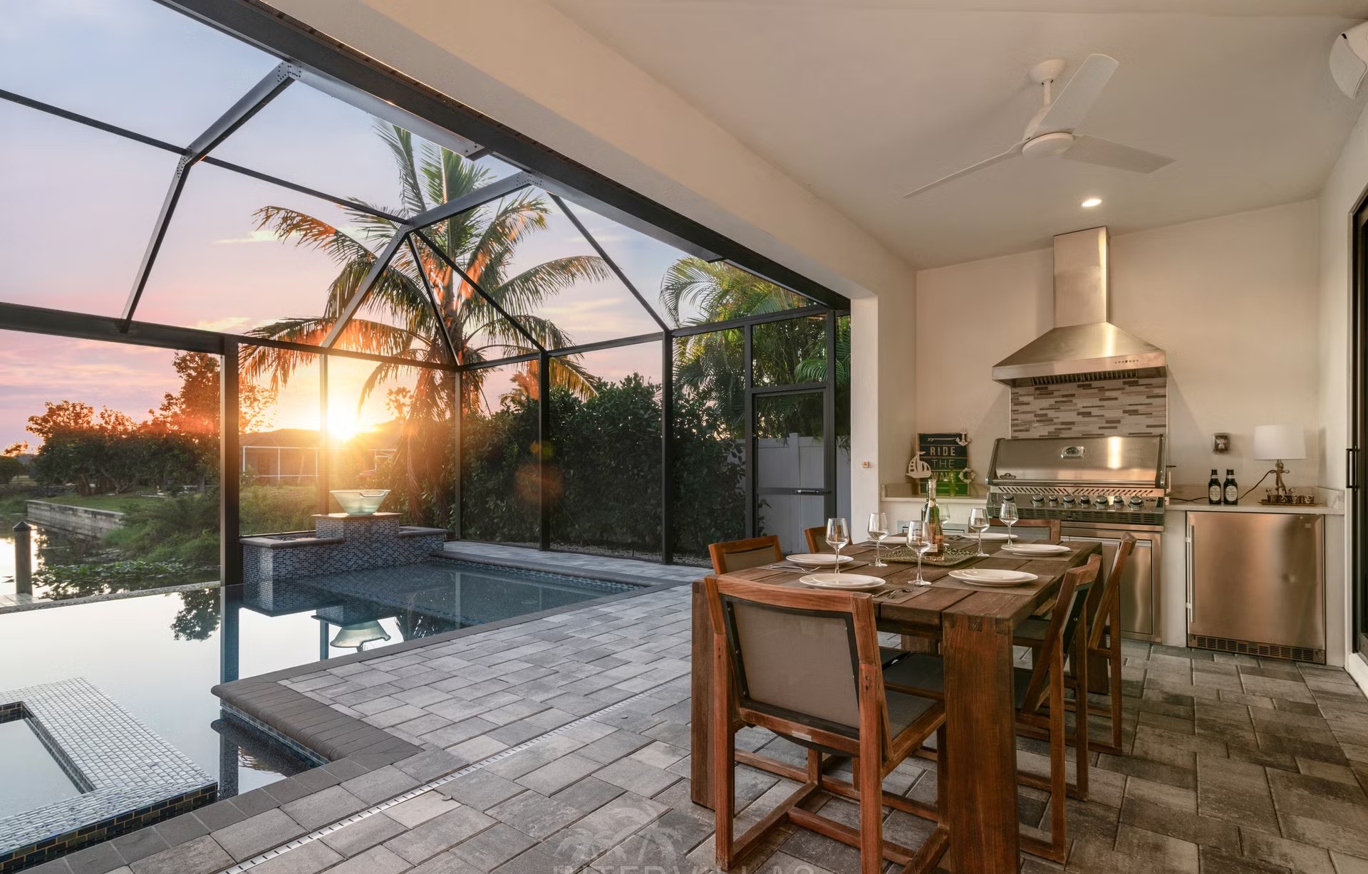 Salzwasser-Infinity-Pool mit Spa auf der Lanai mit Blick auf den Kanal.