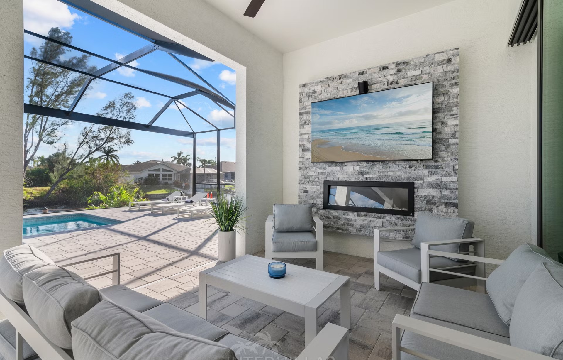 Moderne Villa am Kanal mit beheiztem Pool, Whirlpool und privatem Bootsdock.