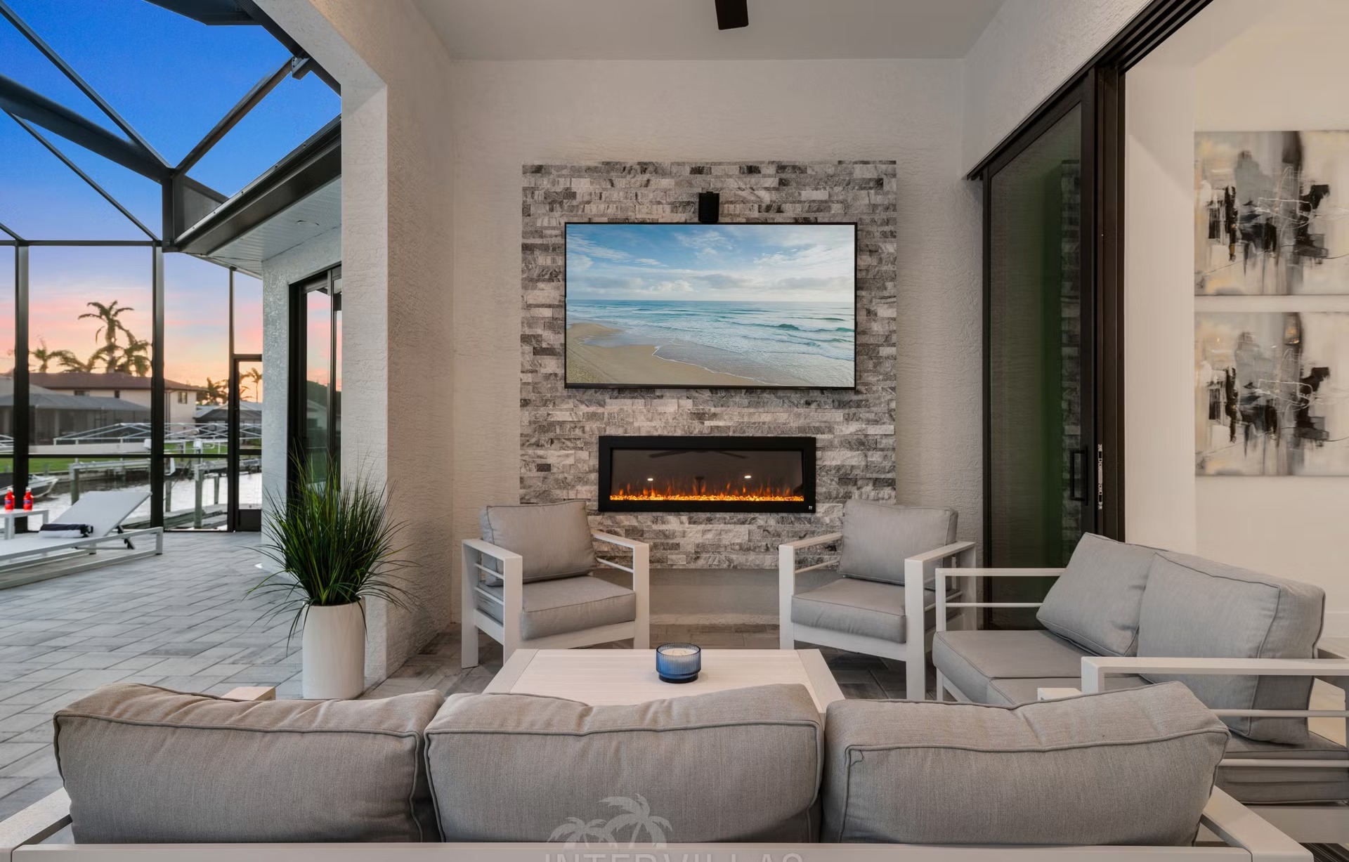 Moderne Villa am Kanal mit beheiztem Pool, Whirlpool und privatem Bootsdock.