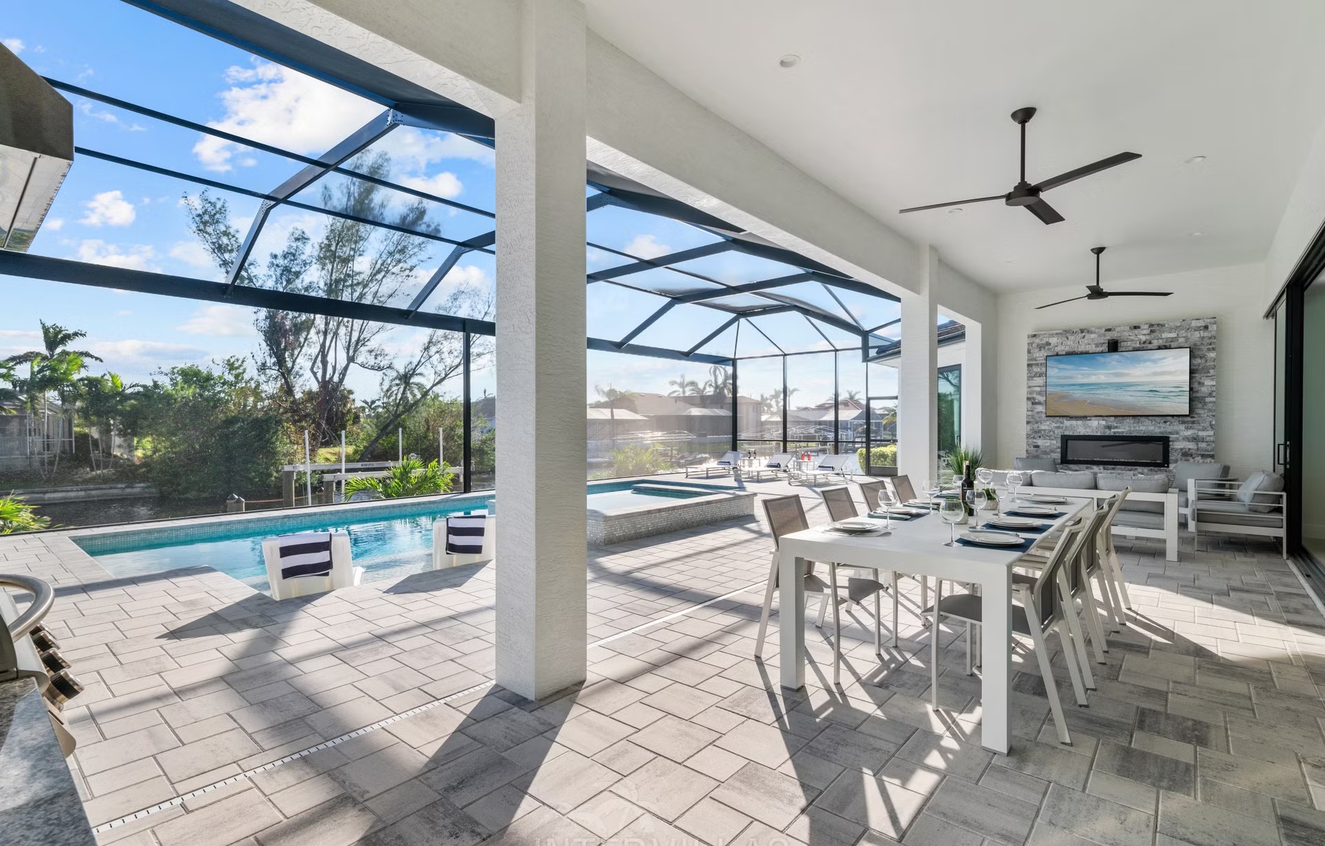 Moderner Poolbereich mit Whirlpool und Blick auf den Kanal.
