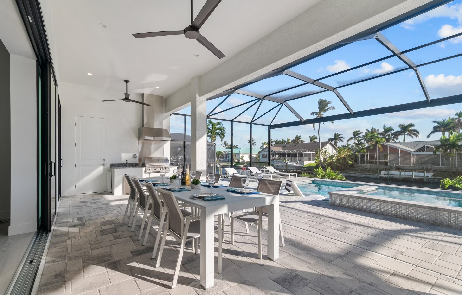 Moderne Villa am Kanal mit Pool und Whirlpool.