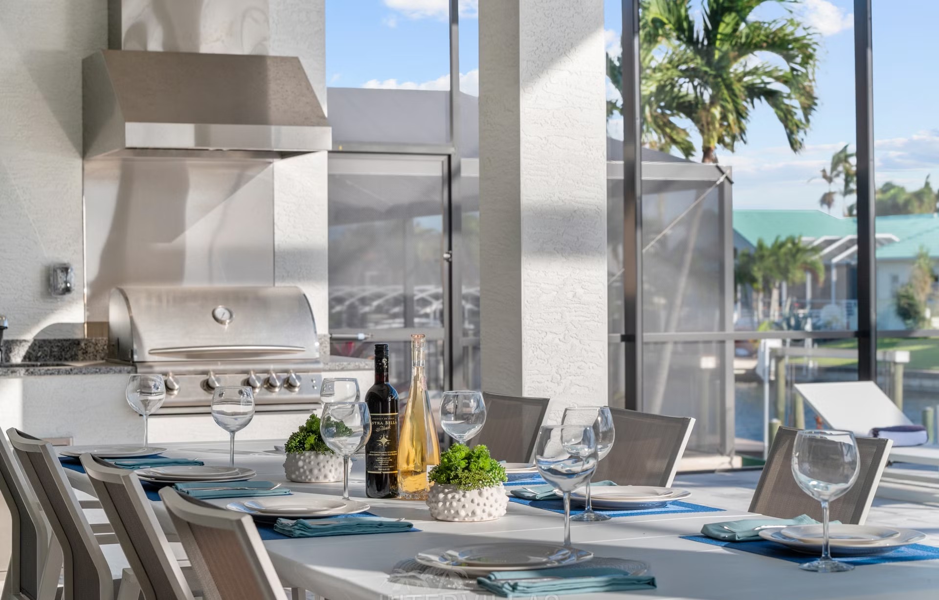 Moderne Villa am Kanal mit beheiztem Pool, Whirlpool und Bootsdock.