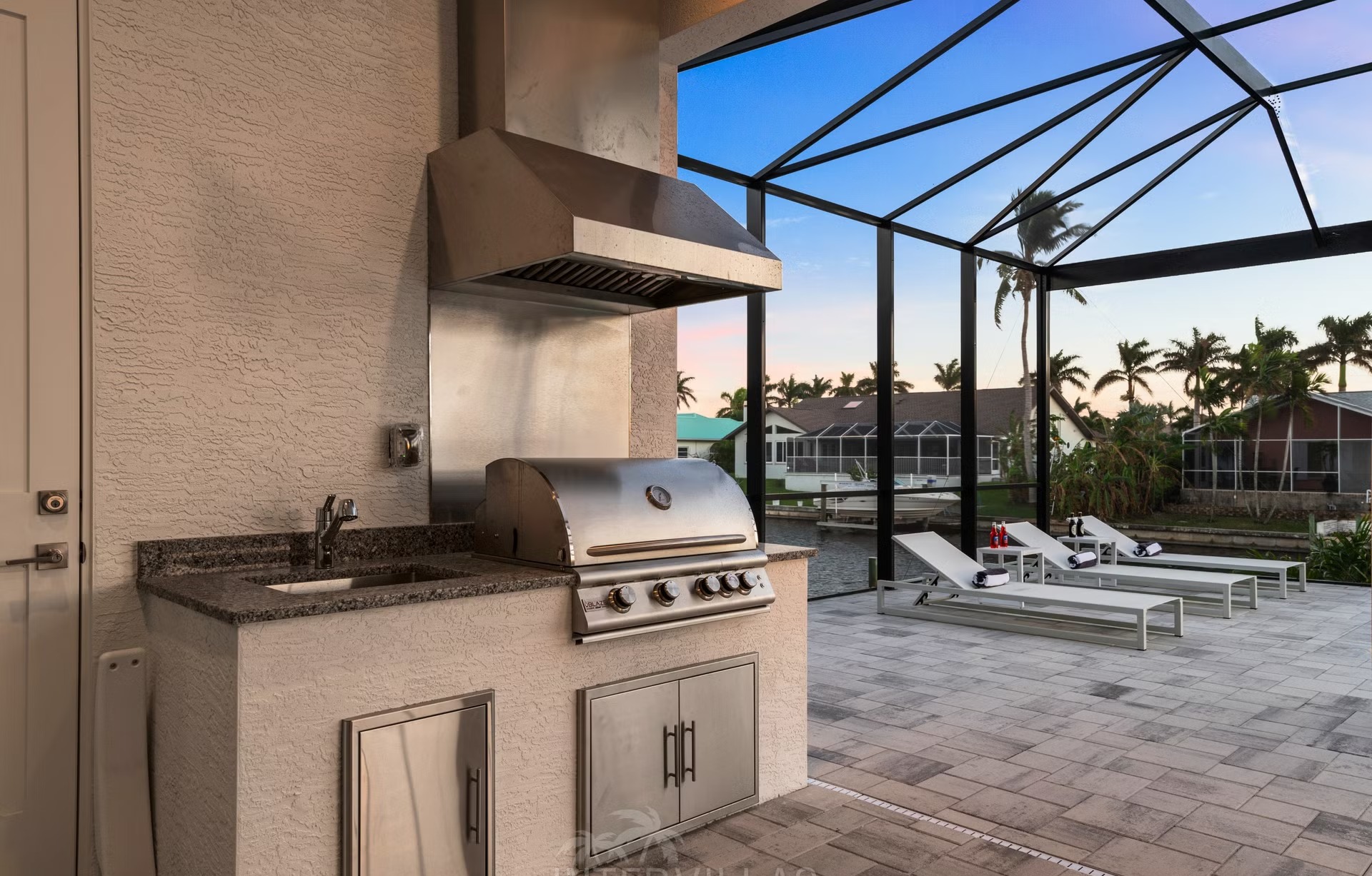 Moderne Villa am Kanal mit beheiztem Pool, Whirlpool und Bootsdock.