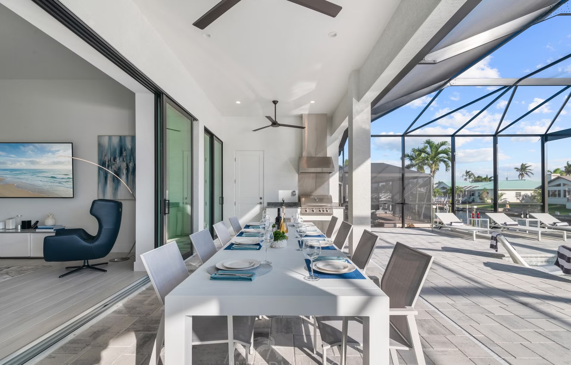 Moderne Villa am Kanal mit beheiztem Pool, Whirlpool und Bootsdock.