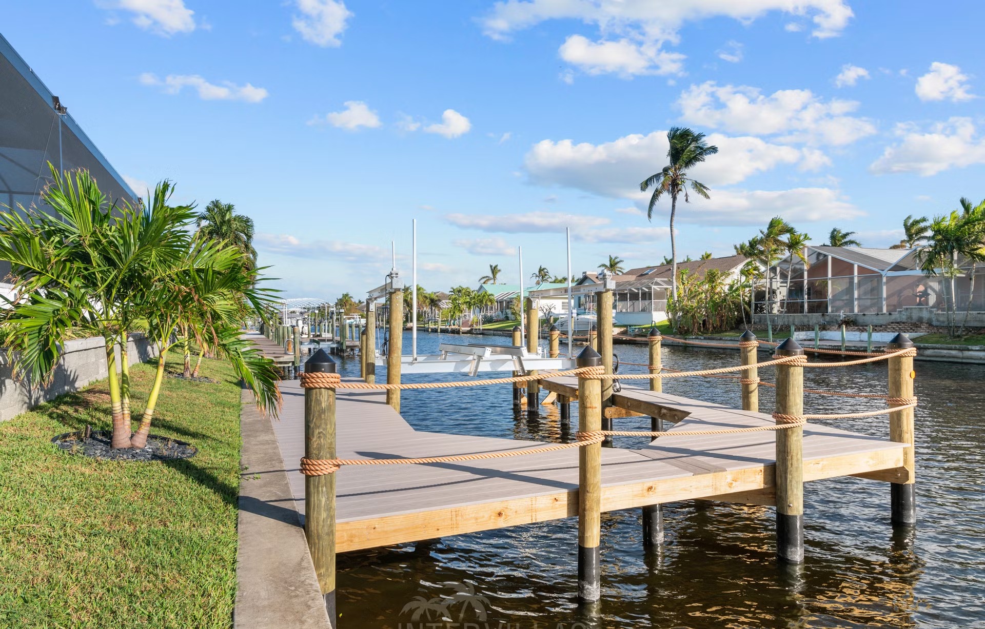 Moderne Villa am Kanal mit beheiztem Pool, Whirlpool und Bootsdock.
