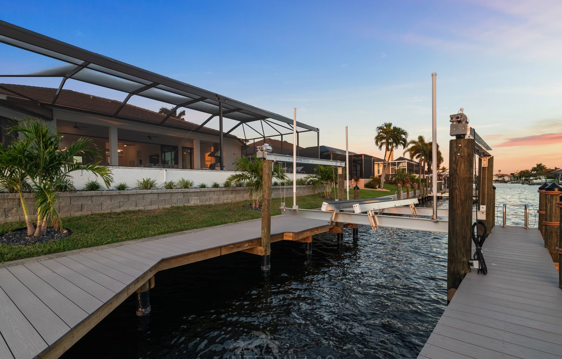 Moderne Villa am Kanal mit Pool, Whirlpool und privatem Bootsdock.