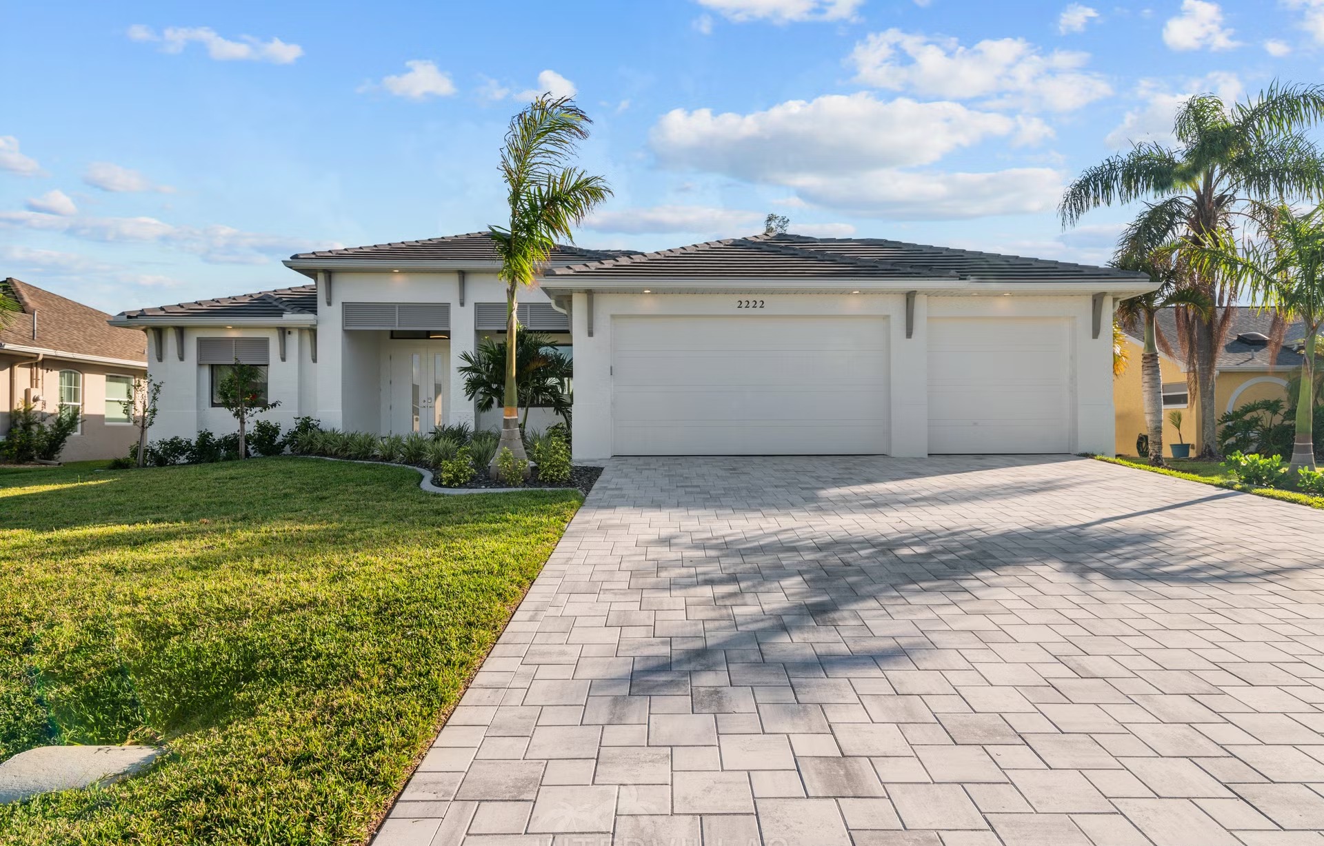 Moderne Villa am Kanal mit beheiztem Pool, Whirlpool und privatem Bootsdock.