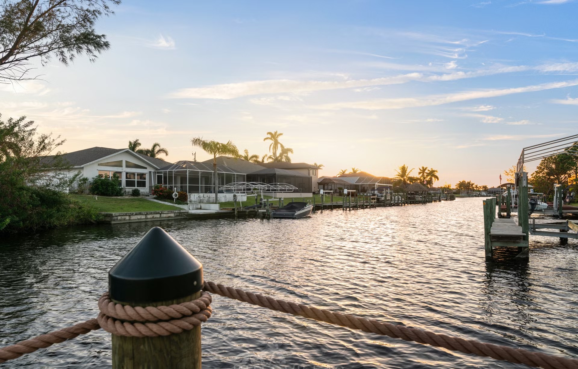 Moderne Villa am Kanal mit beheiztem Pool, Whirlpool und privatem Bootsdock.