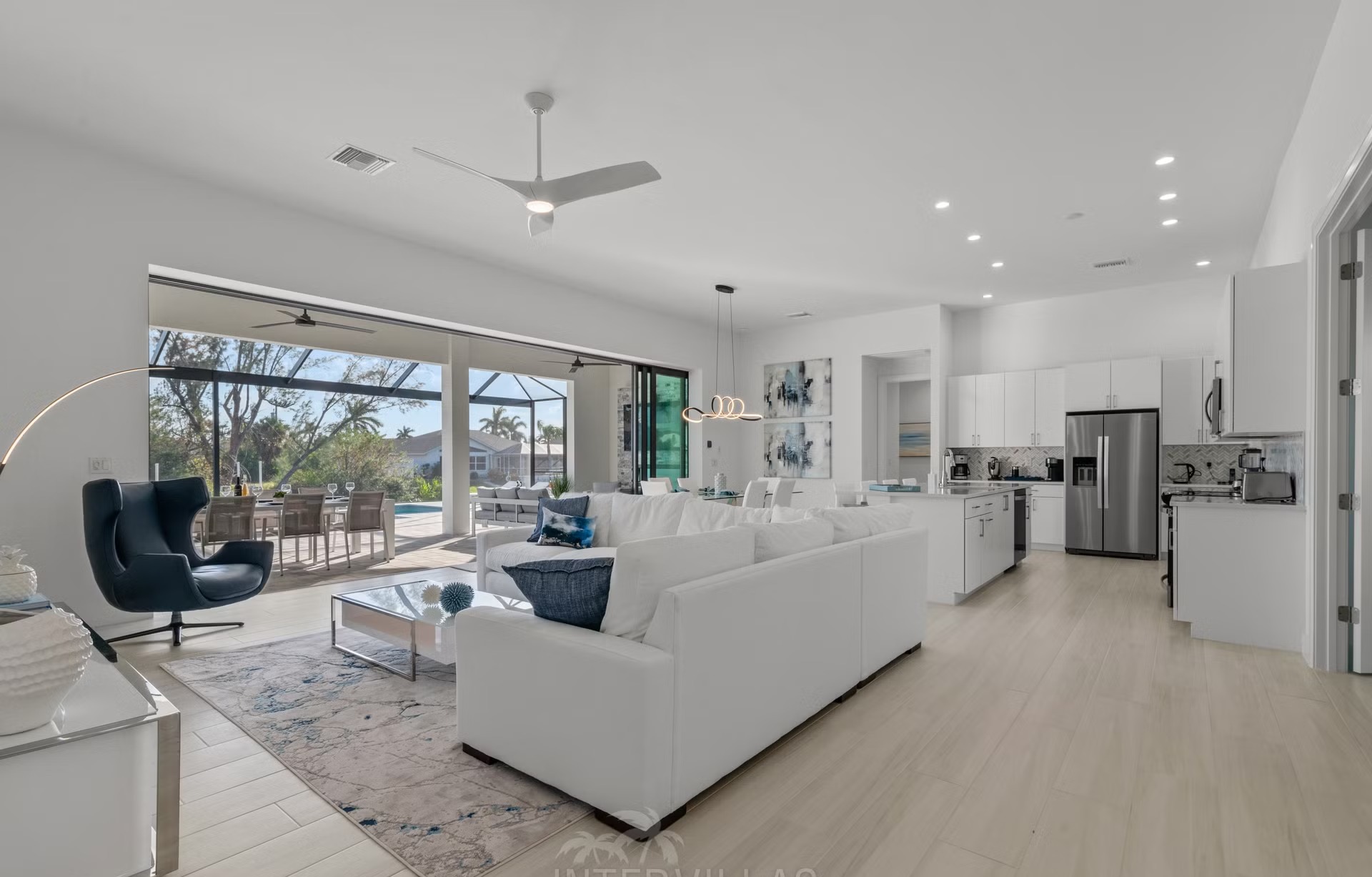 Moderne Villa am Kanal mit beheiztem Pool, Whirlpool und privatem Bootsdock.