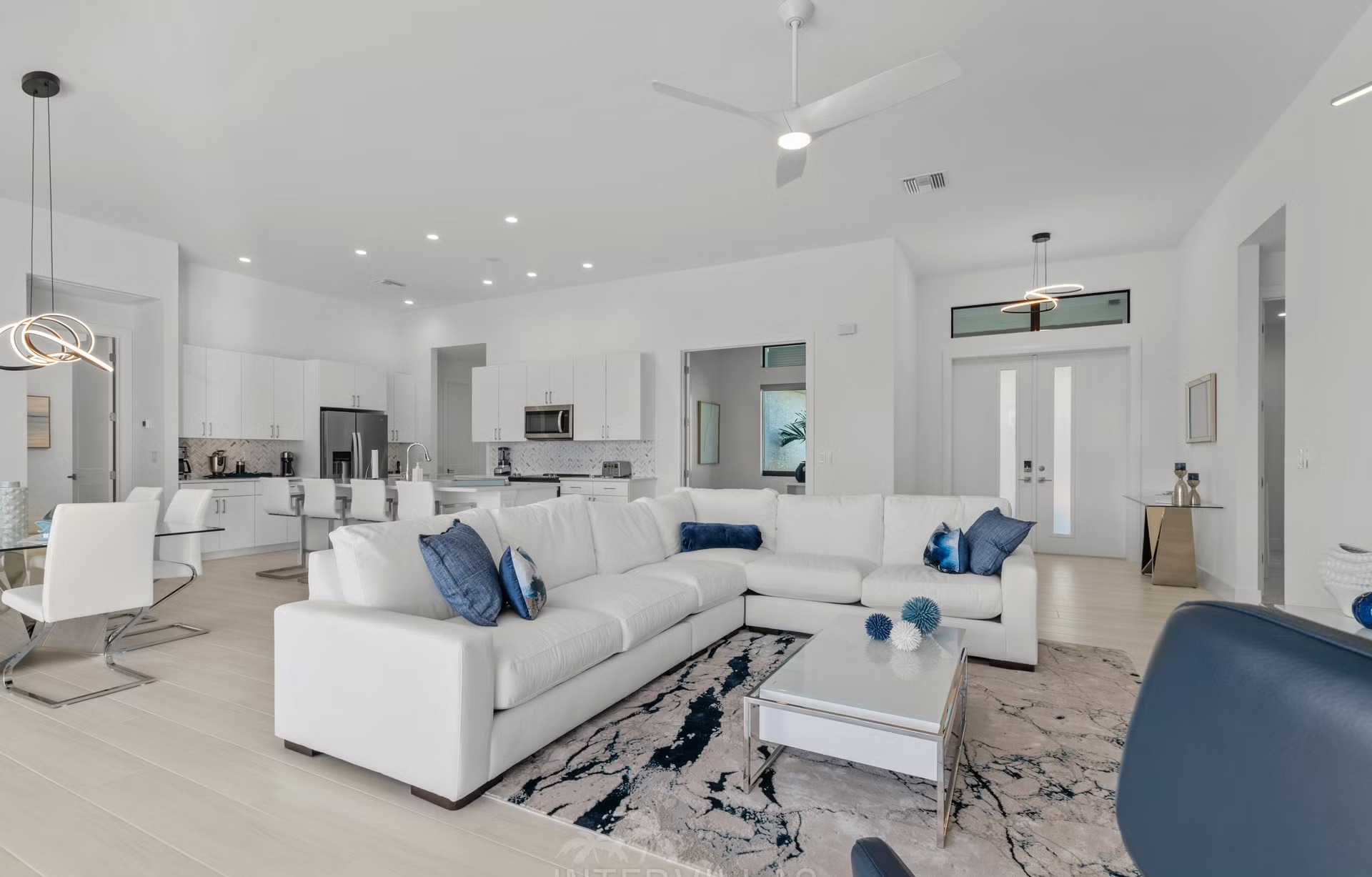 Moderne Villa am Kanal mit Pool, Whirlpool und Bootsanlegestelle.