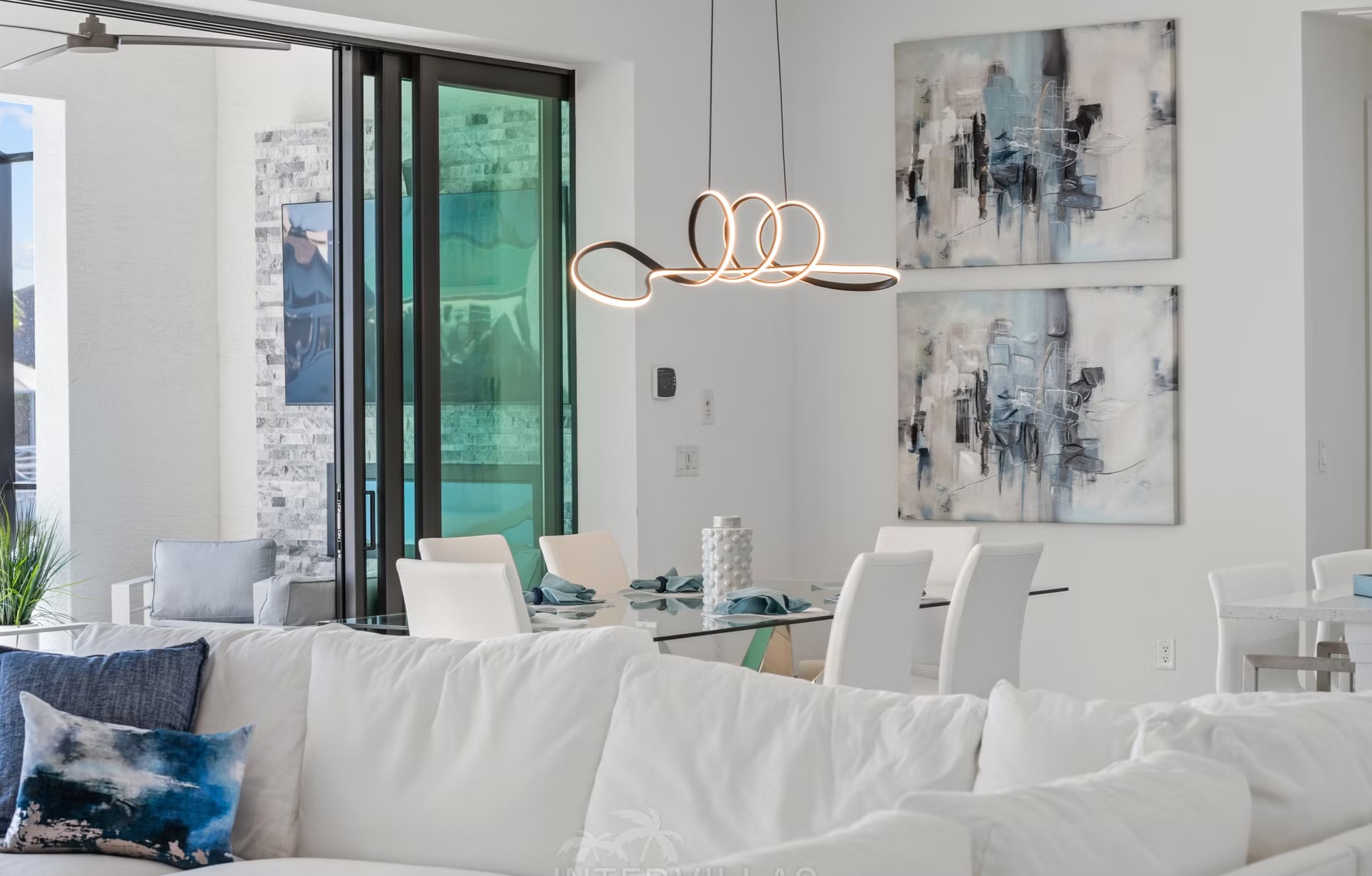 Moderne Villa am Kanal mit beheiztem Pool, Whirlpool und Bootsdock.