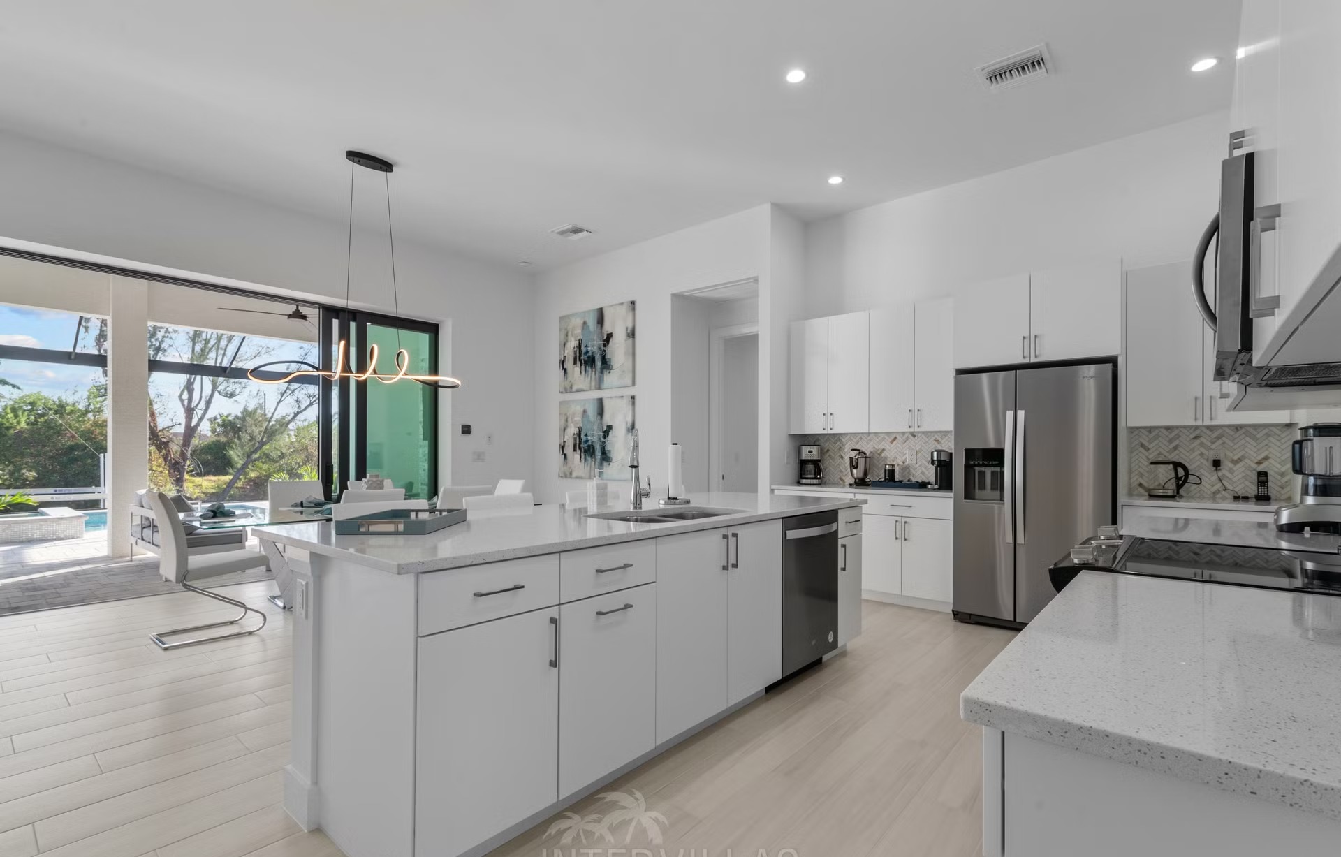 Moderne Villa am Kanal mit Pool, Whirlpool und Bootsanlegestelle.