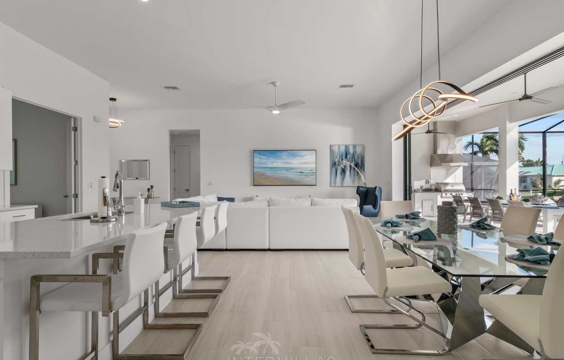 Moderne Villa am Kanal mit beheiztem Pool, Whirlpool und Bootsdock.