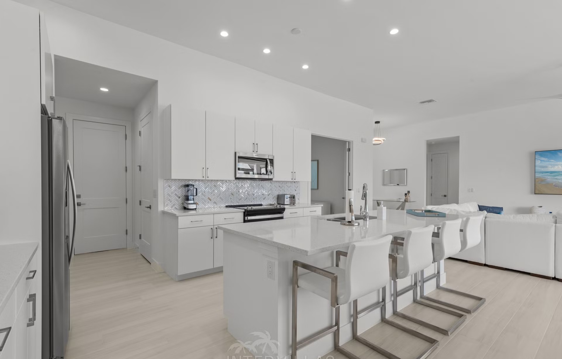 Moderne Villa am Kanal mit beheiztem Pool, Whirlpool und Bootsdock.