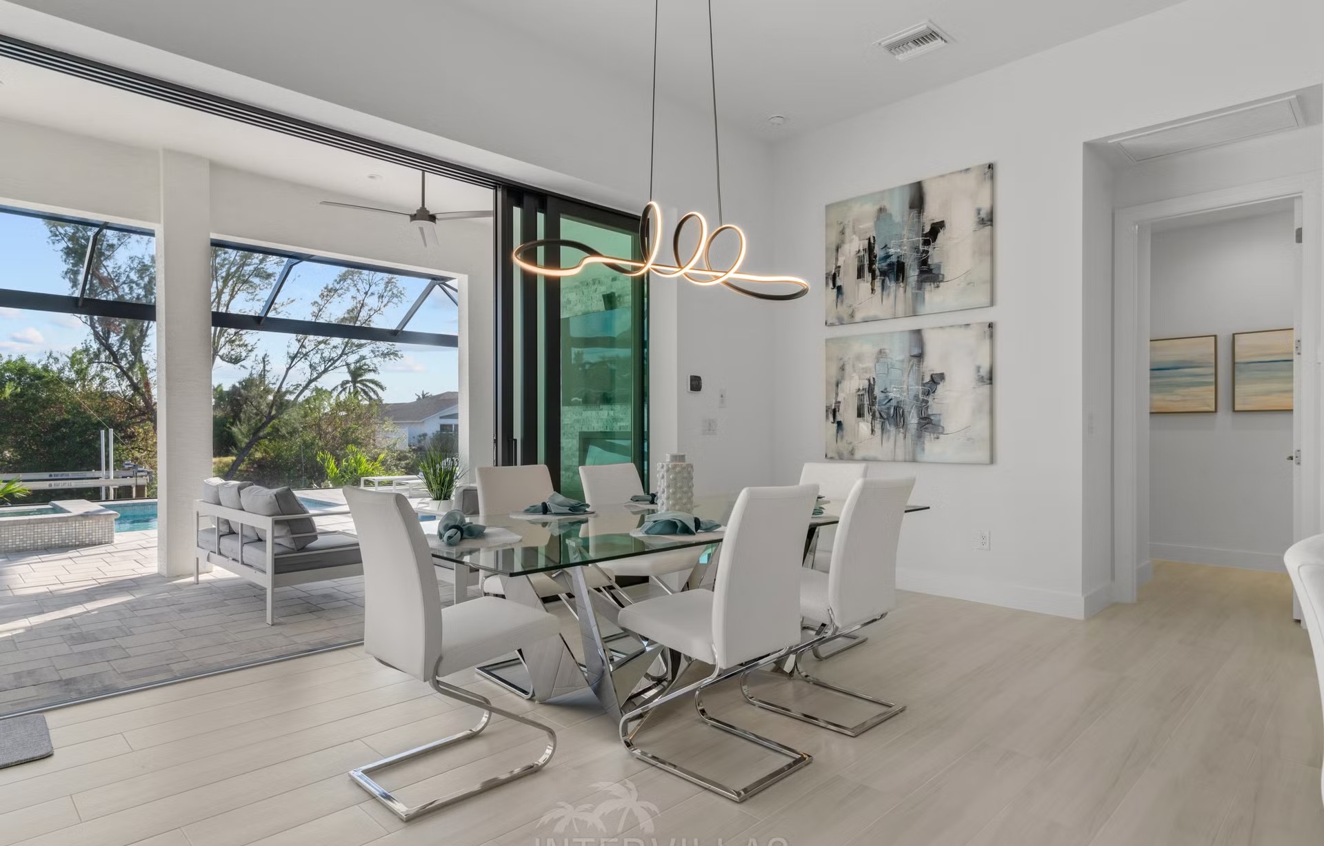 Außenbereich mit beheiztem Pool, Whirlpool und Blick auf den Kanal mit Bootsdock.