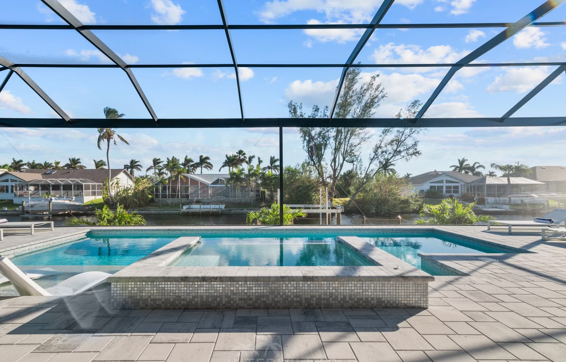 Moderne Villa am Kanal mit beheiztem Pool und Whirlpool