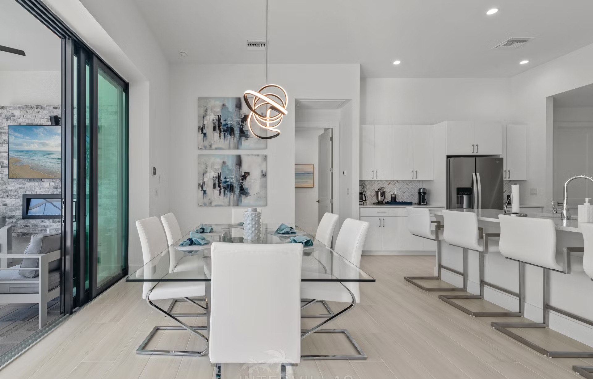 Moderne Villa am Kanal mit beheiztem Pool, Whirlpool und Bootsdock.