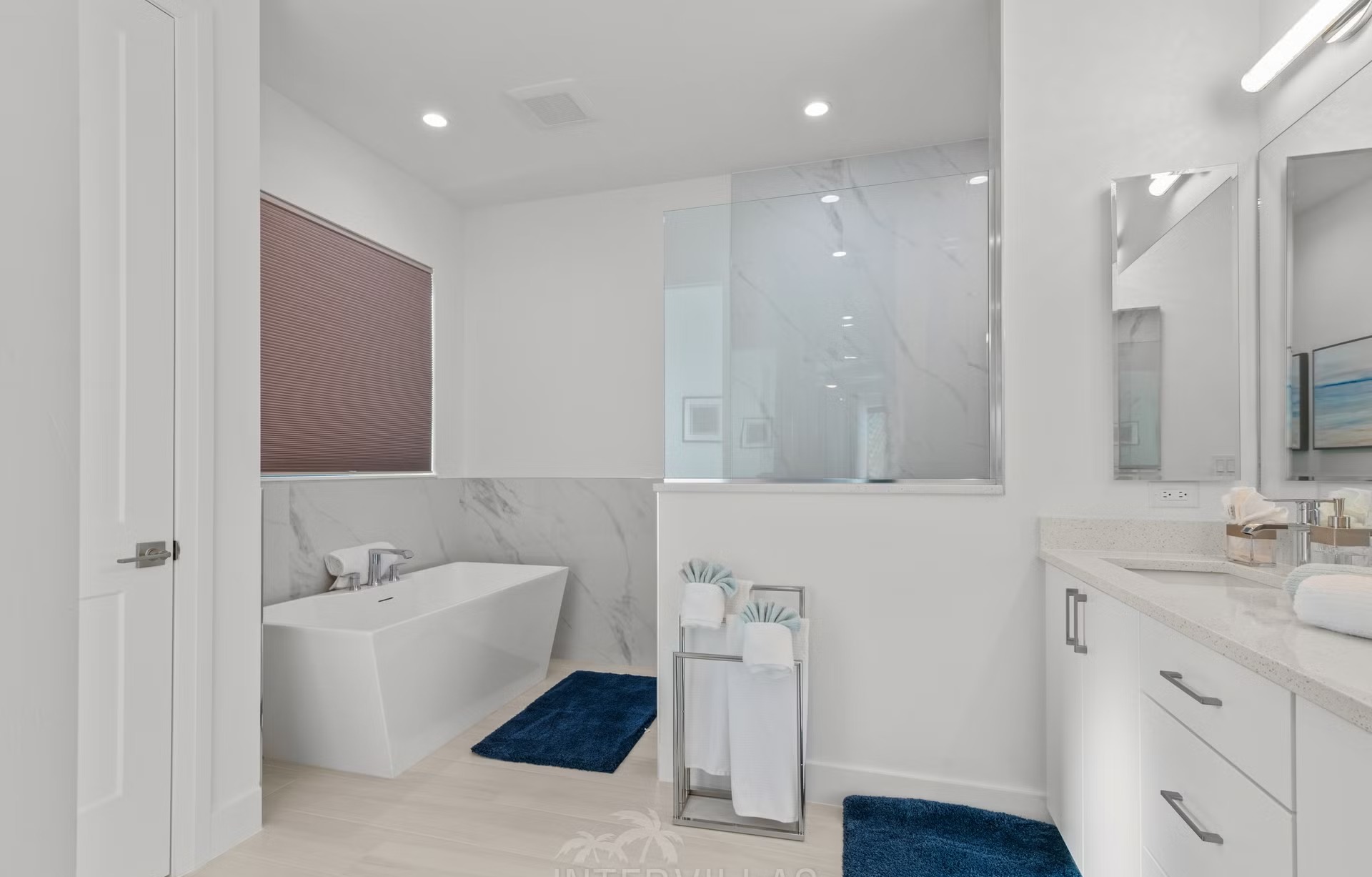 Moderne Villa am Kanal mit beheiztem Pool, Whirlpool und Bootsdock.