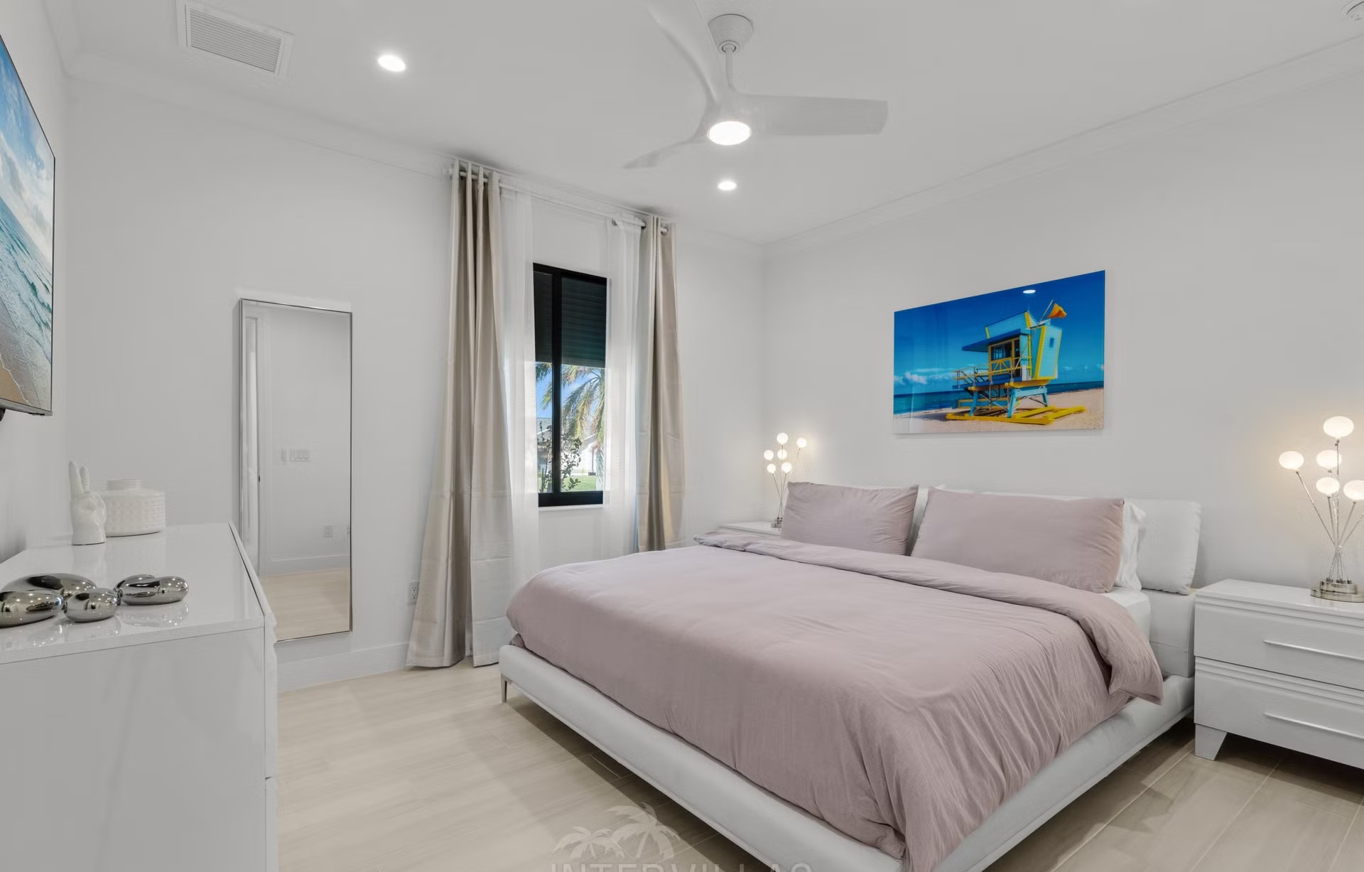 Moderne Villa am Kanal mit beheiztem Pool, Whirlpool und privatem Bootsdock.