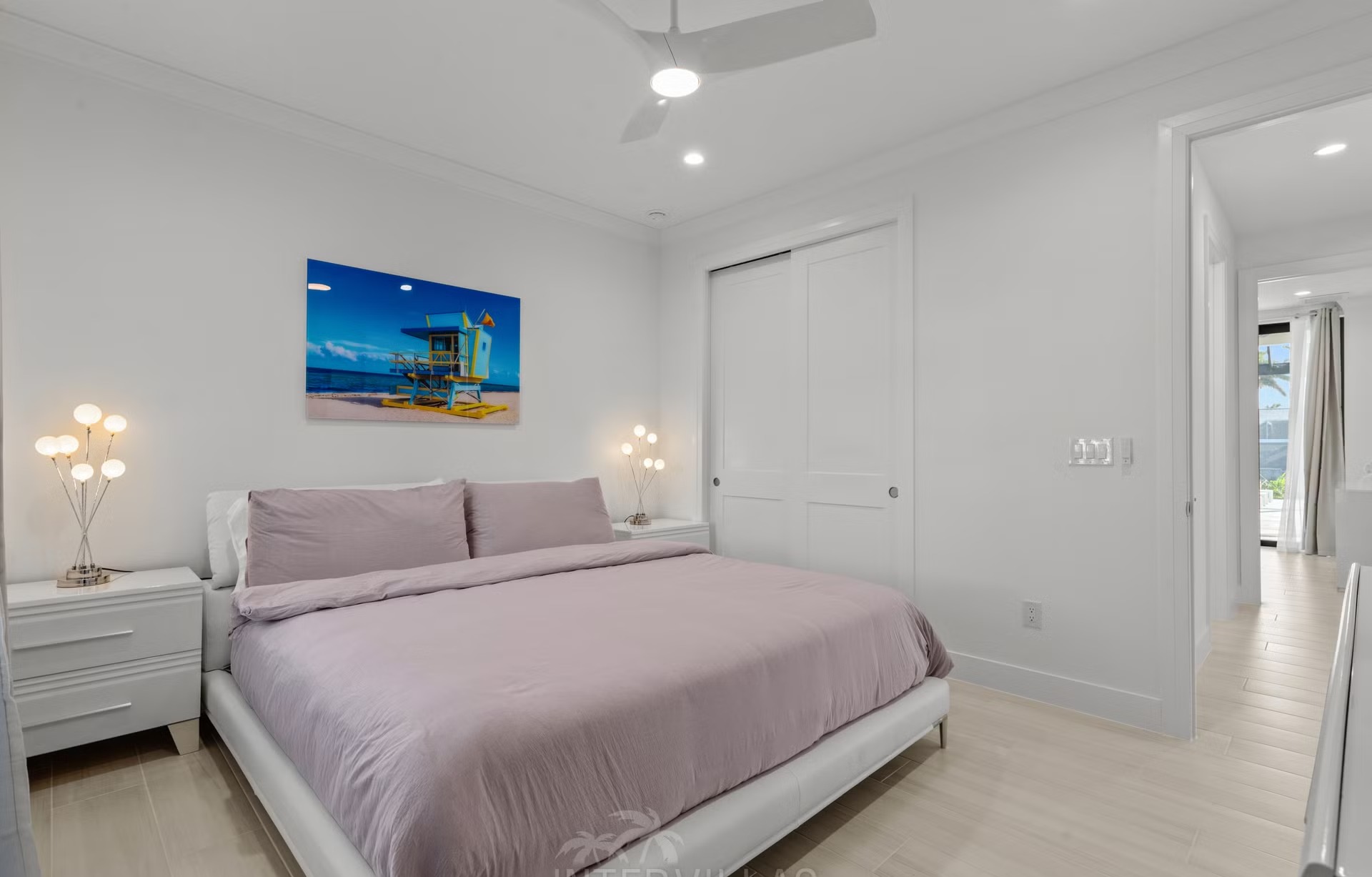 Moderne Villa am Kanal mit beheiztem Pool, Whirlpool und privatem Bootsdock.