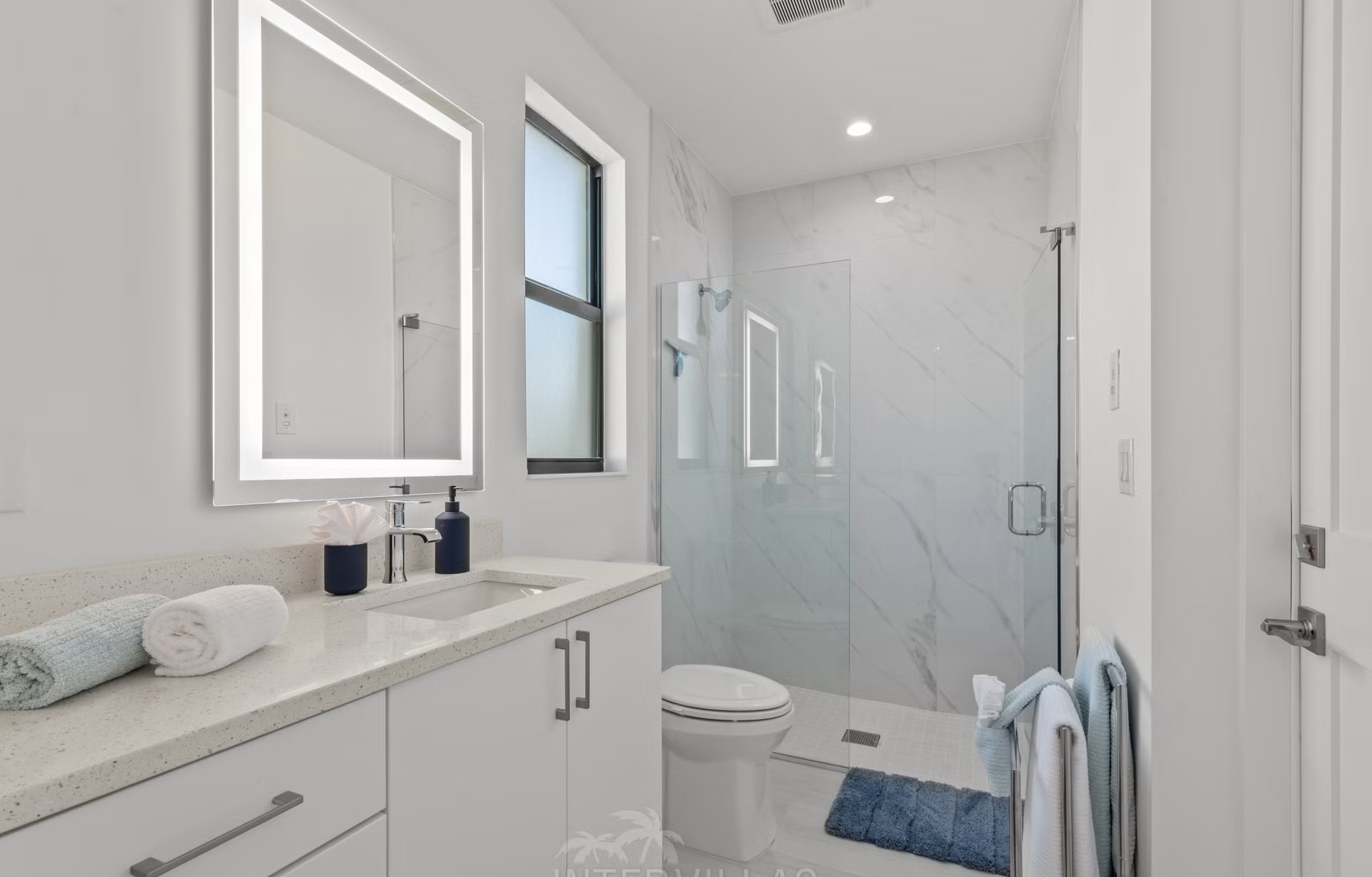 Südseitiger Poolbereich mit Whirlpool und Blick auf den Kanal.