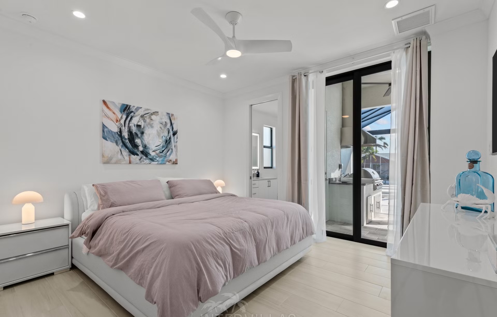 Moderne Villa am Kanal mit beheiztem Pool, Whirlpool und privatem Bootsdock.