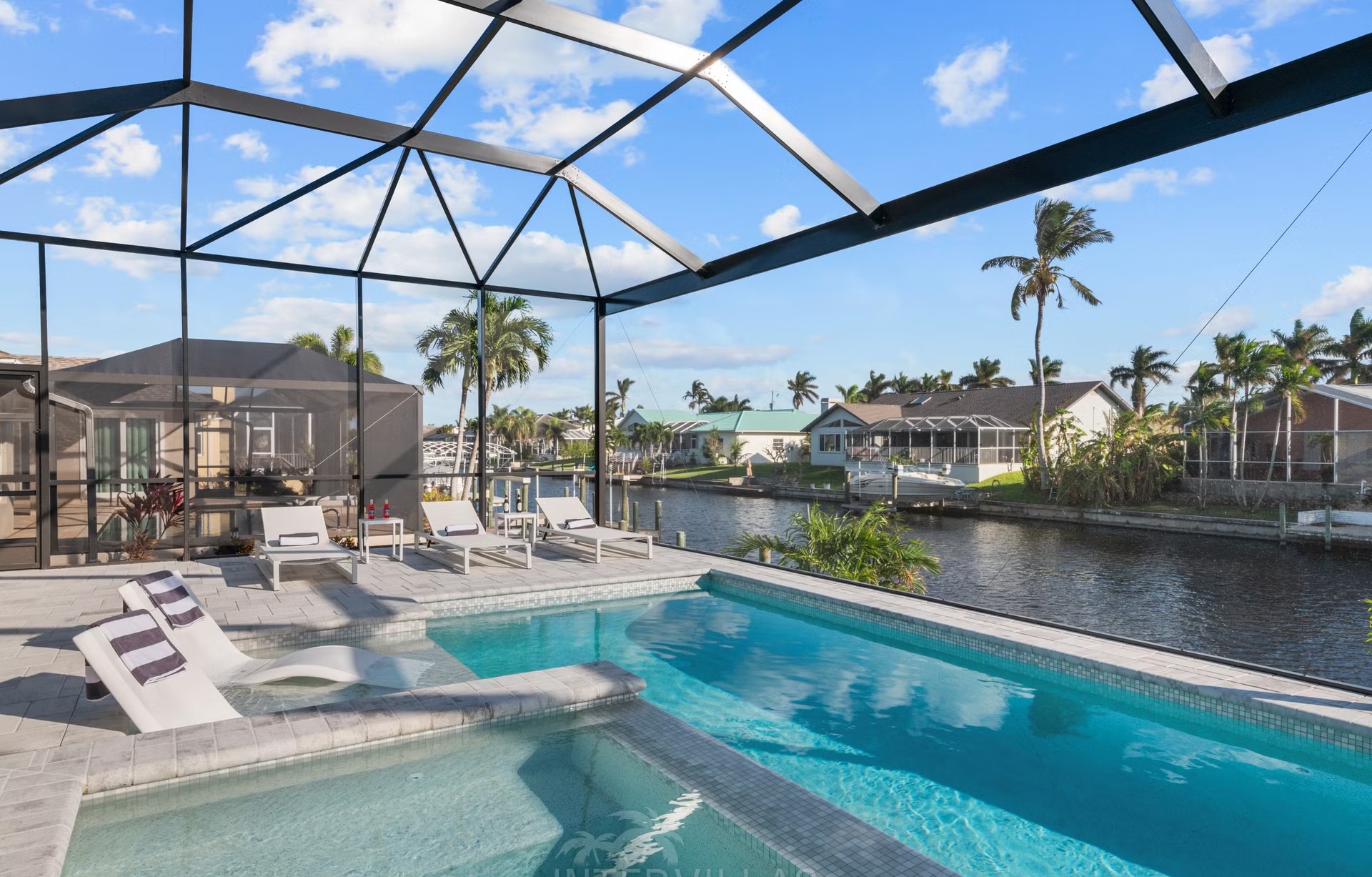 Moderne Villa am Kanal mit beheiztem Pool, Whirlpool und privatem Bootsdock.