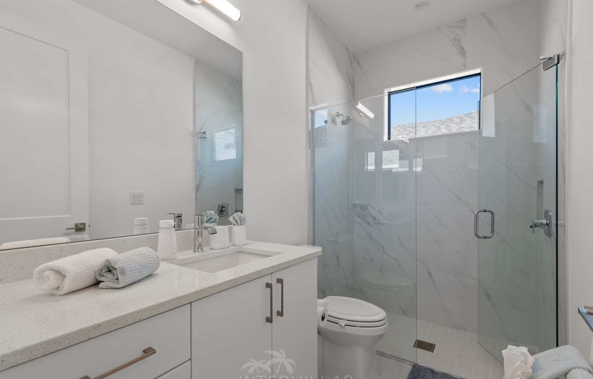 Moderne Villa am Kanal mit beheiztem Pool, Whirlpool und Bootsdock.