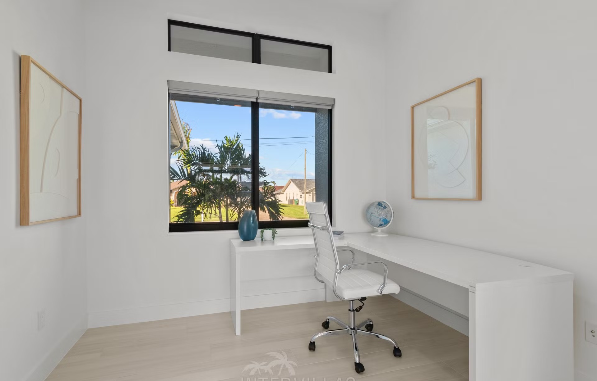 Moderne Villa am Kanal mit beheiztem Pool, Whirlpool und privatem Bootsdock.