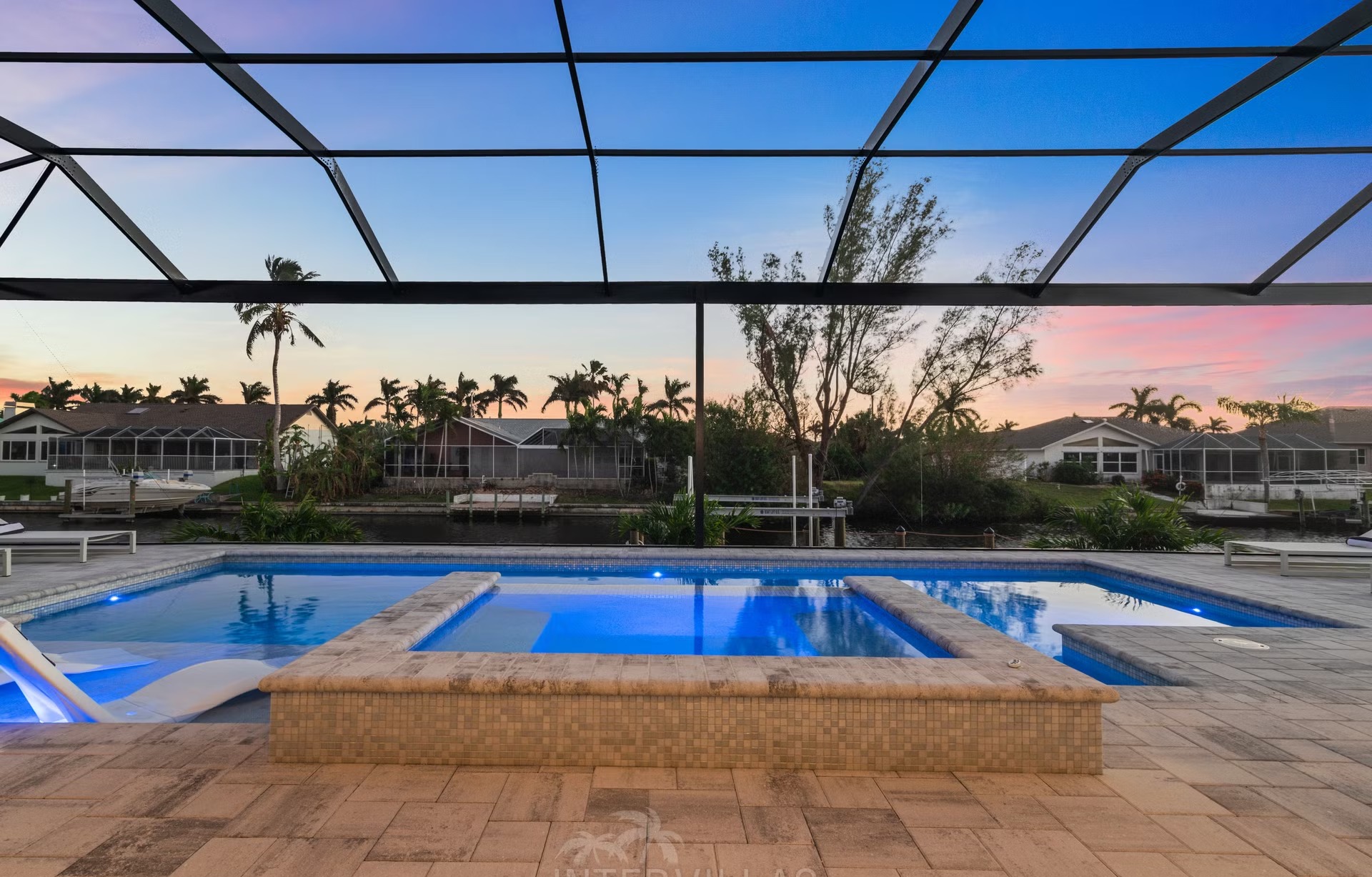 Moderne Villa am Kanal mit beheiztem Pool, Whirlpool und privatem Bootsdock.