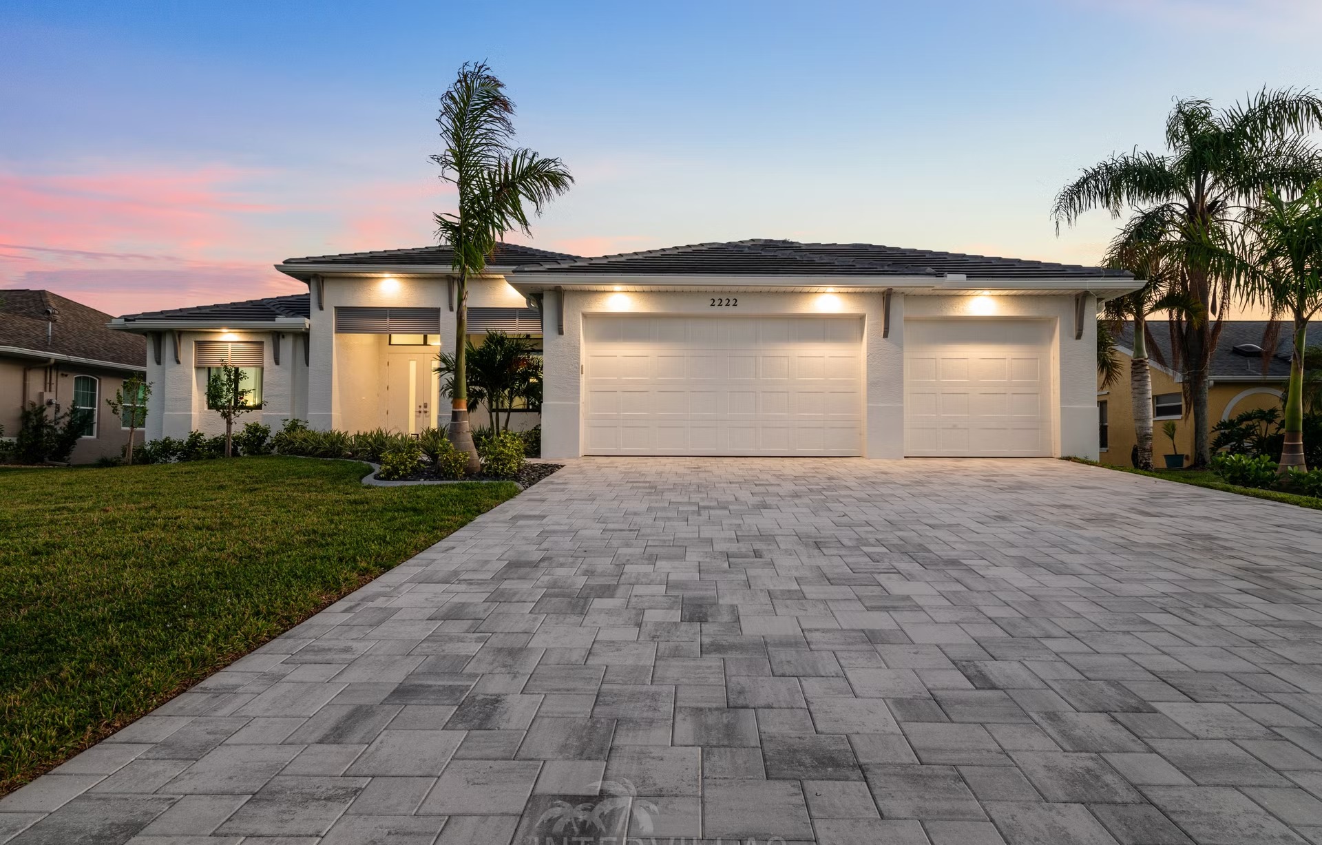 Moderne Villa am Kanal mit beheiztem Pool, Whirlpool und Bootsdock.