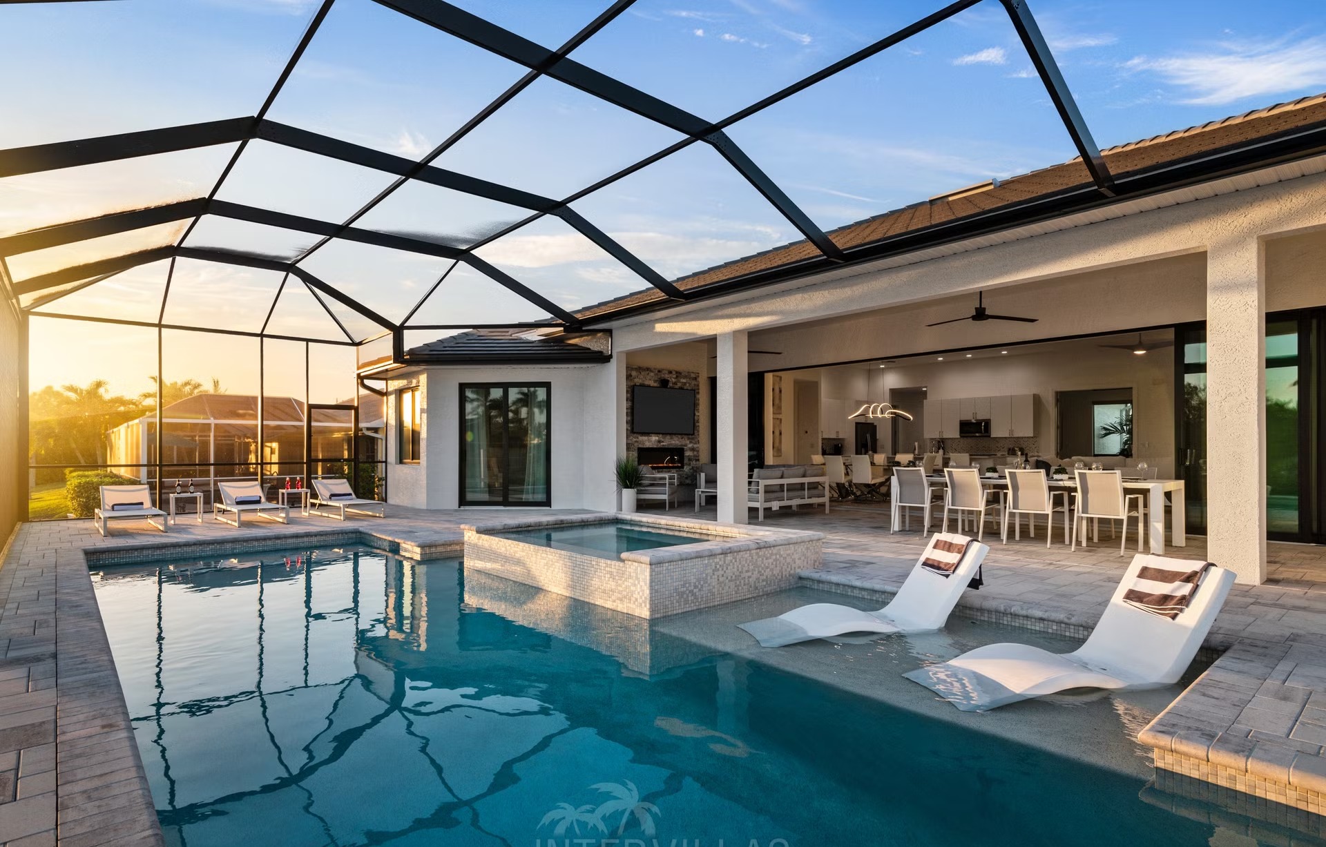 Moderne Villa am Kanal mit beheiztem Pool und Whirlpool.