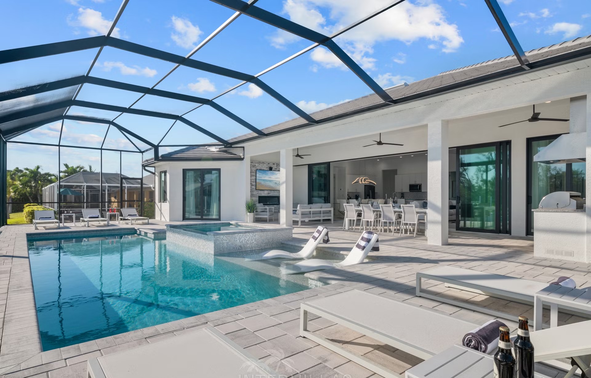 Elektrisch beheizter Pool mit Whirlpool und Blick auf den Kanal