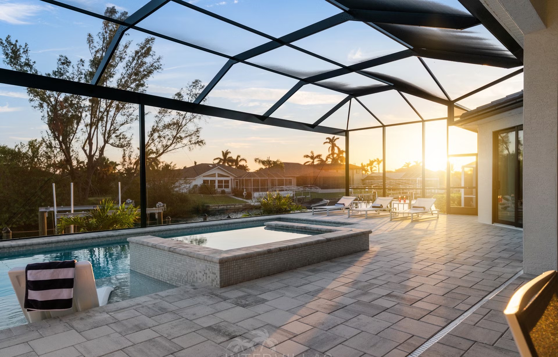 Moderne Villa am Kanal mit Pool, Whirlpool und Bootsanlegestelle.